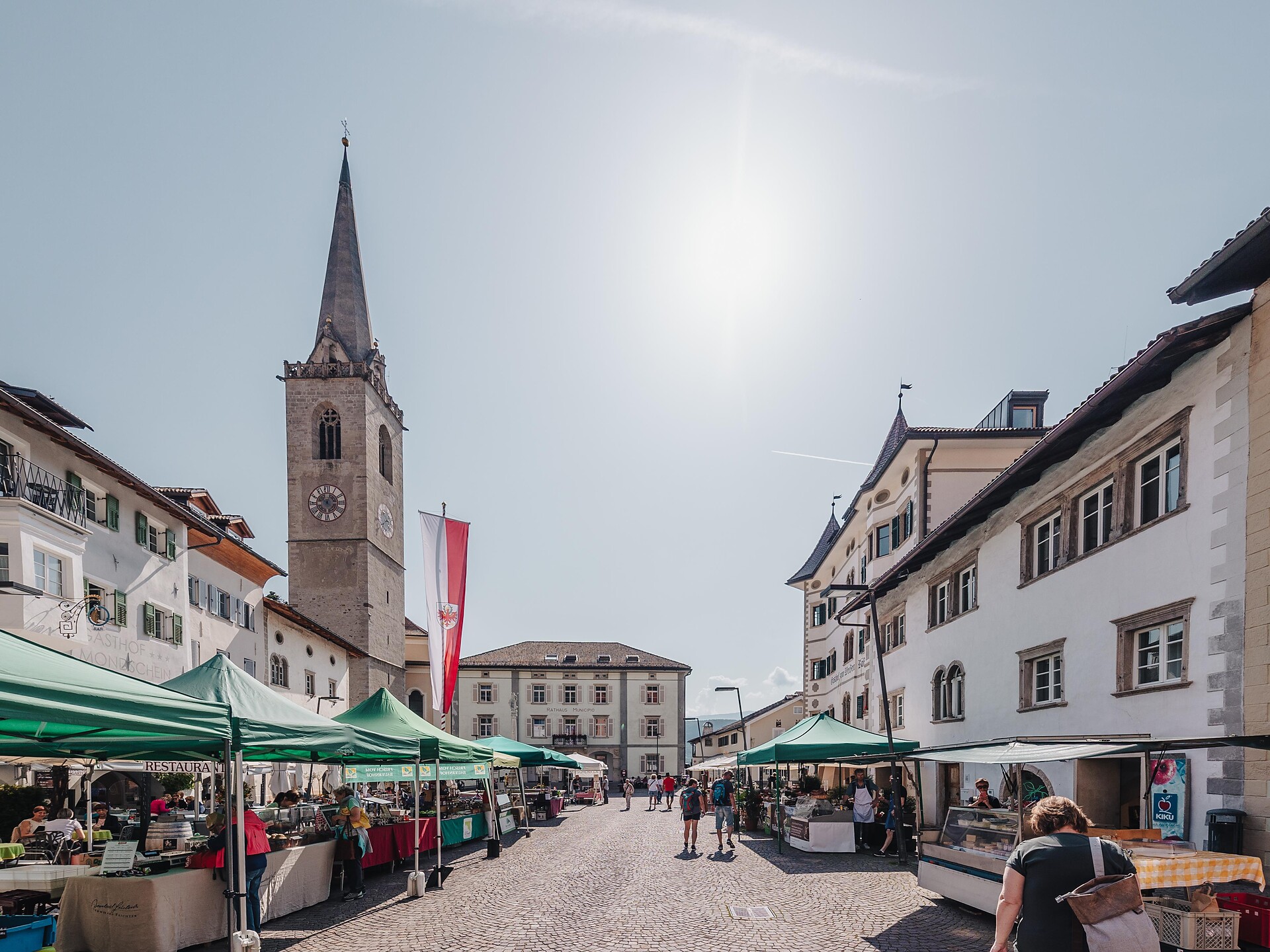 Kleiner Bauernmarkt im Zentrum von Kaltern Kaltern an der Weinstraße 1 suedtirol.info