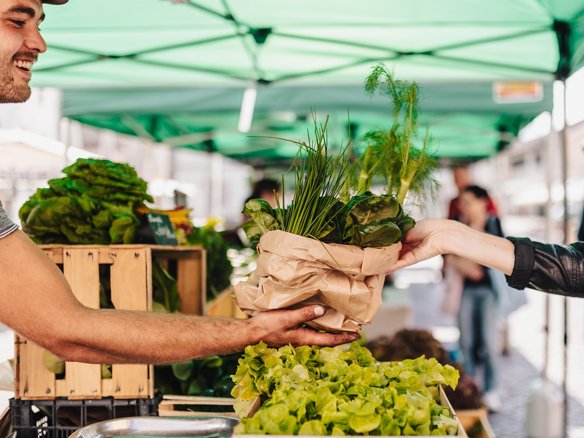 Kleiner Bauernmarkt im Zentrum von Kaltern Kaltern an der Weinstraße 2 suedtirol.info