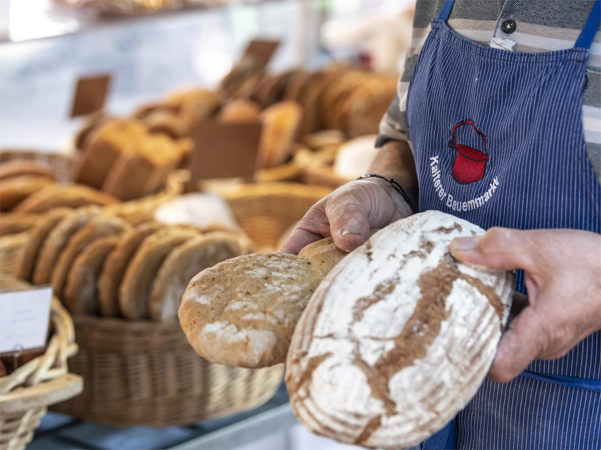 Kleiner Bauernmarkt im Zentrum von Kaltern Kaltern an der Weinstraße 3 suedtirol.info
