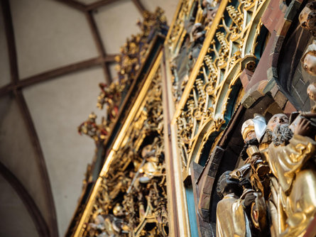 Guided tour in the parish church with the "Schnatterpeckaltar" Lana 3 suedtirol.info