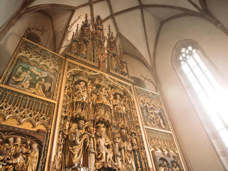Guided tour in the parish church with the "Schnatterpeckaltar" Lana 1 suedtirol.info