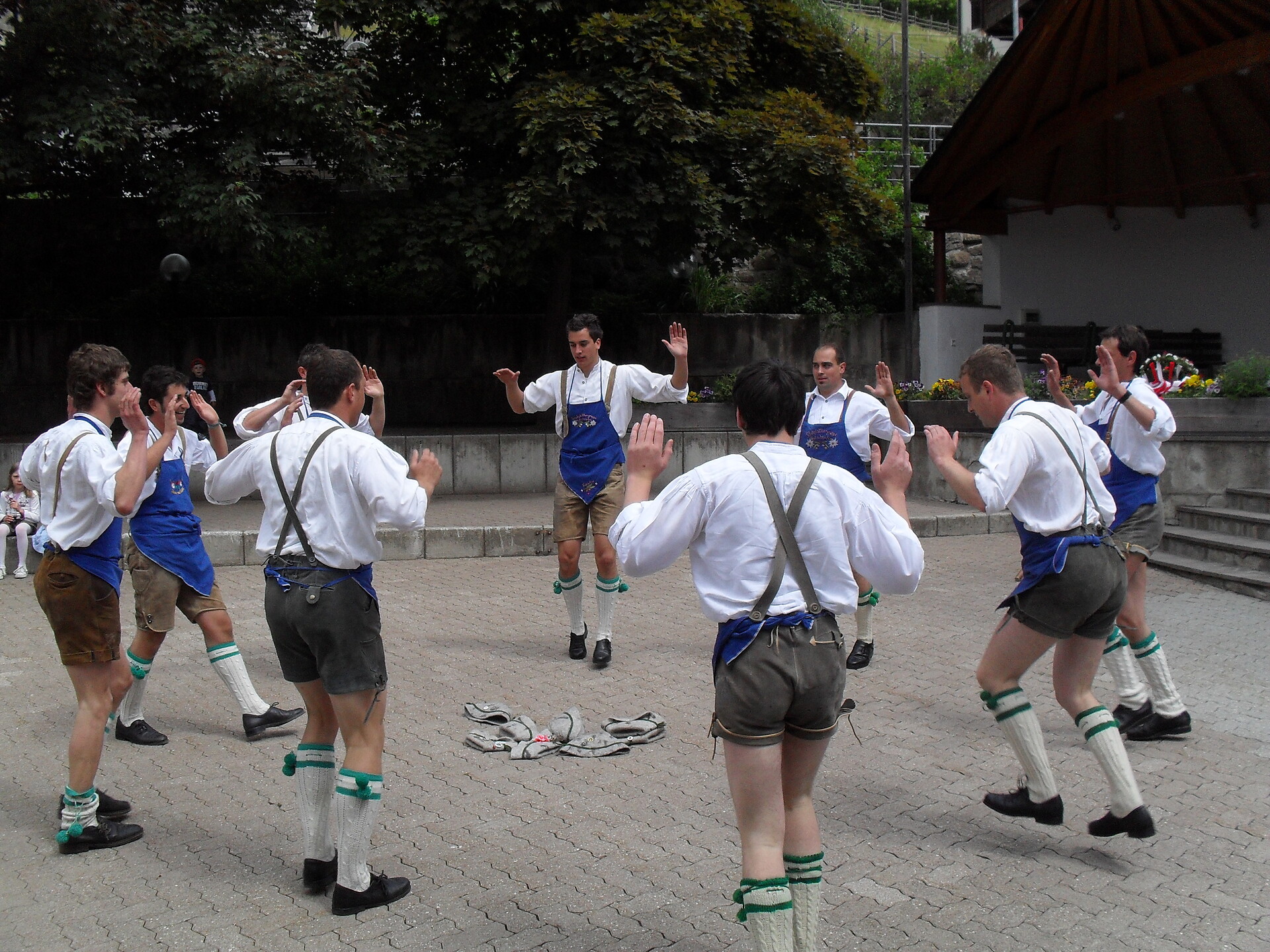 Concerto dei suonatori di corno alpino di Nova Ponente & dei "Schuhplattler" - Regione dolomitica Val d'Ega - #2 - suedtirol.info