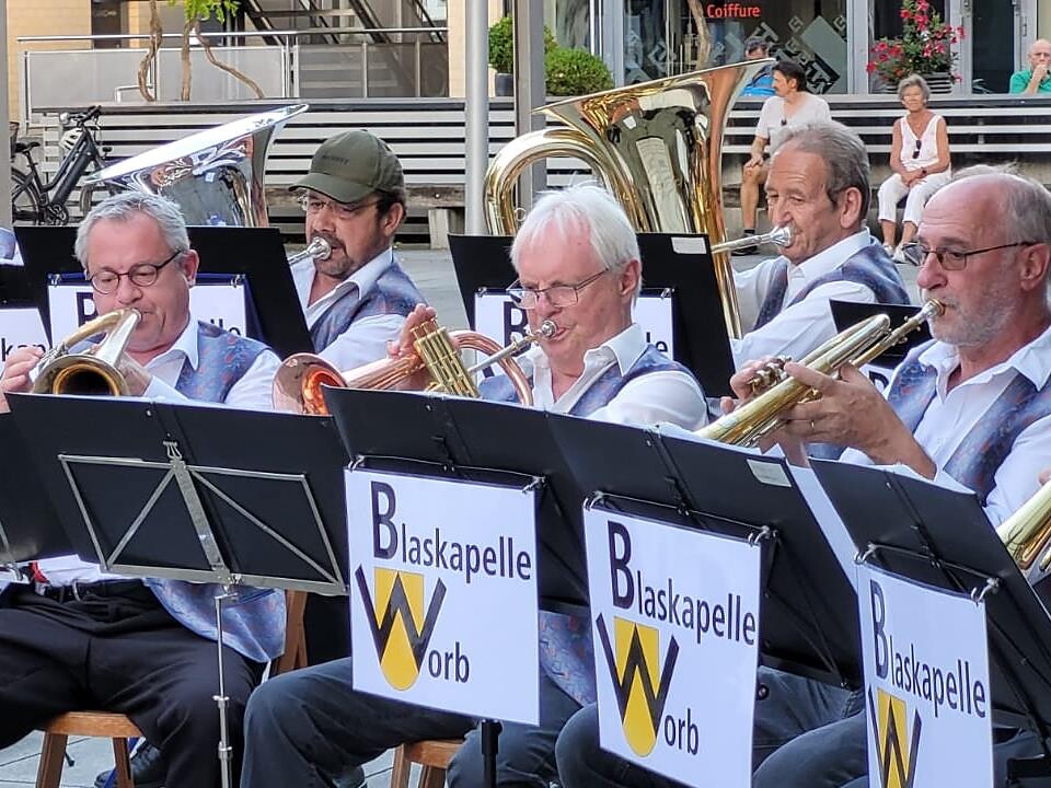 Konzert der Blaskapelle Worb (CH) auf dem Raiffeisenplatz in Schenna - Meran und Umgebung - #2 - suedtirol.info
