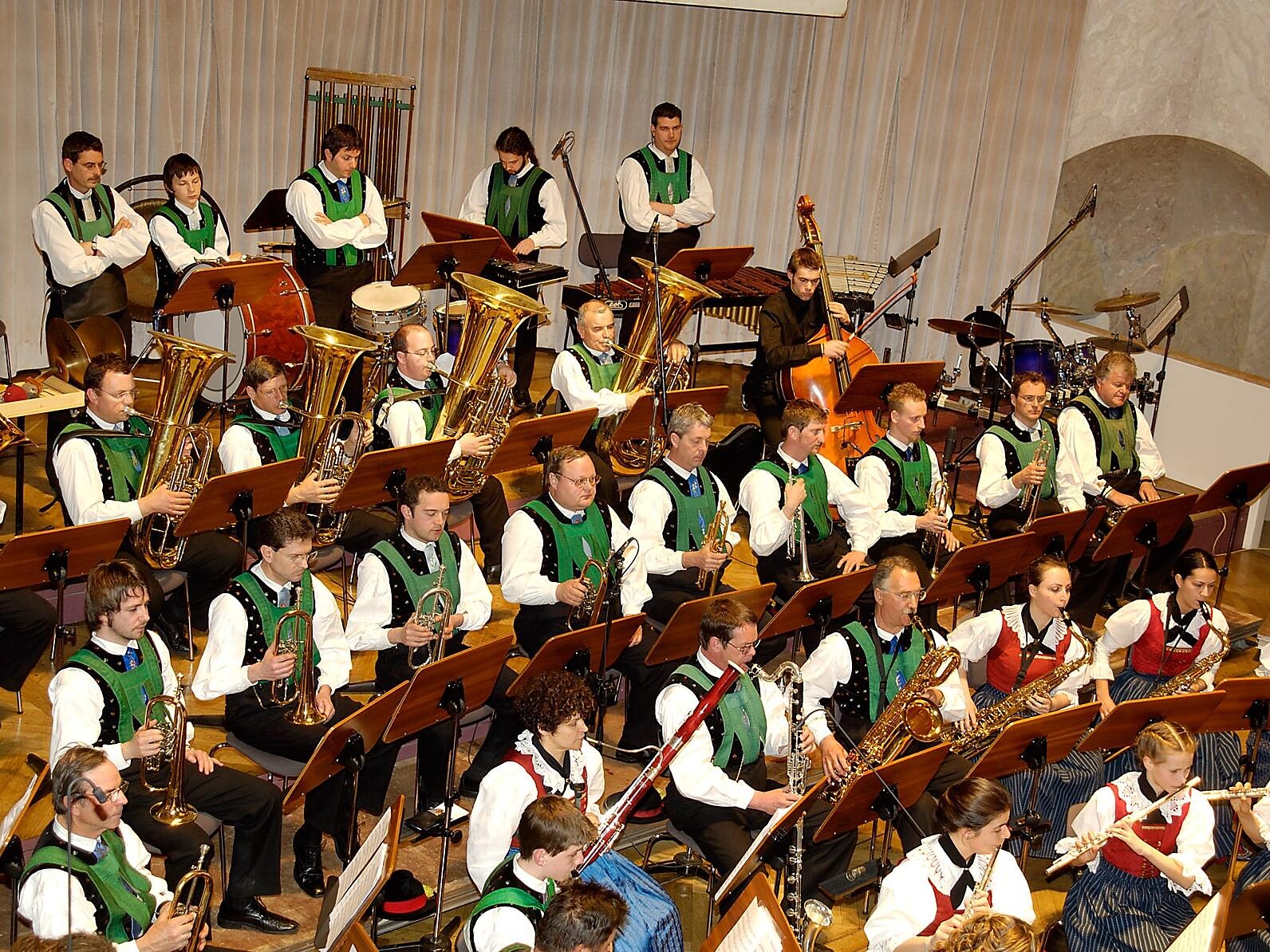 Konzert der Bürgerkapelle Untermais auf dem Raiffeisenplatz Schenna Schenna 1 suedtirol.info