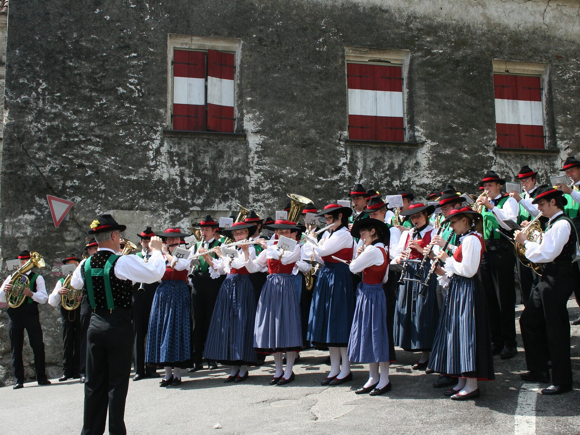 Concerto della banda musicale di Parcines con processione di Sacro Cuore Parcines 2 suedtirol.info