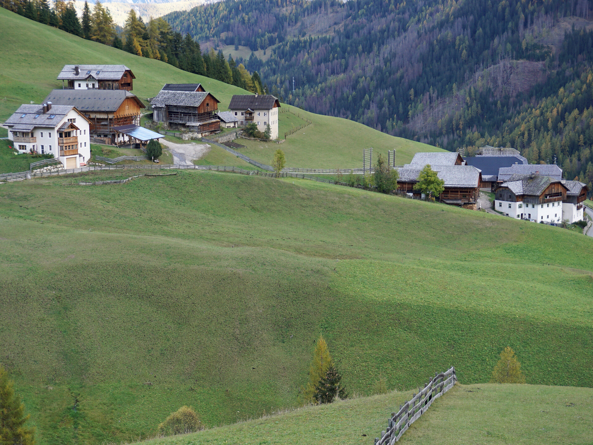 Gita culturale "I Viles nella Valle di Gader" con Johannes Ortner - Strada del Vino - #1 - suedtirol.info