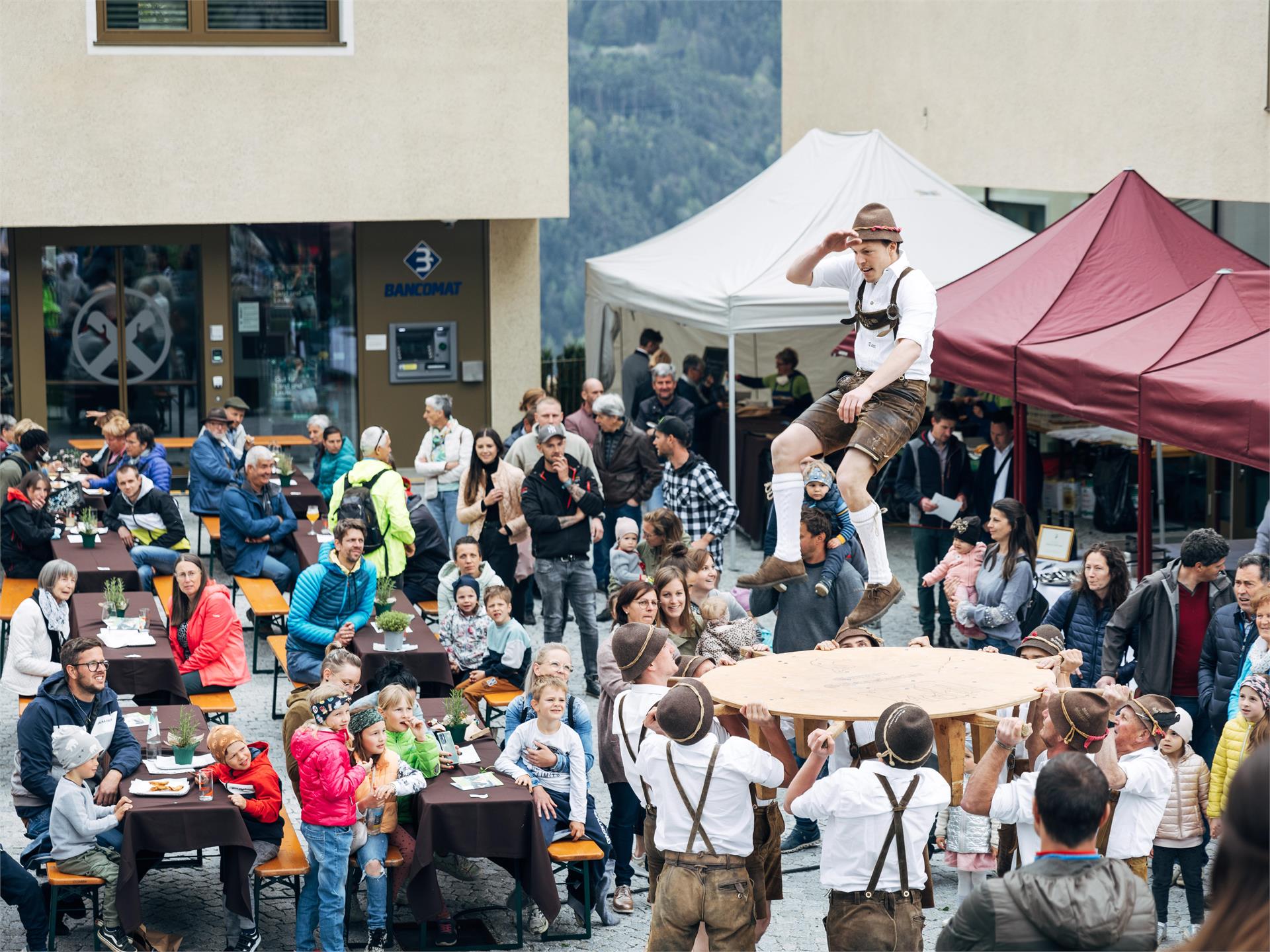 Inauguration of the Taste of Spring with herbal market Feldthurns/Velturno 1 suedtirol.info