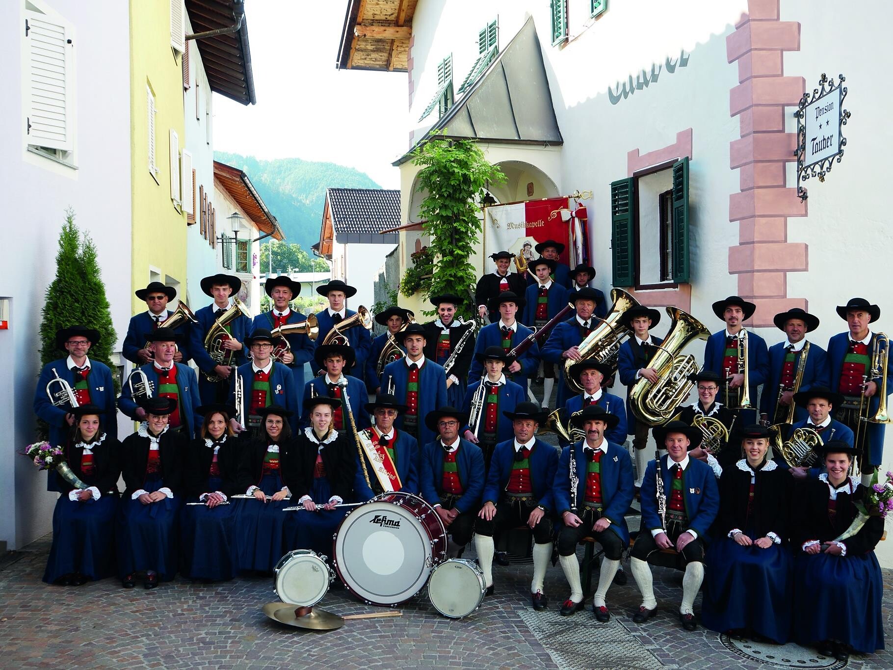 Konzert der Musikkapelle Albeins auf dem Raiffeisenplatz - Meran und Umgebung - #1 - suedtirol.info