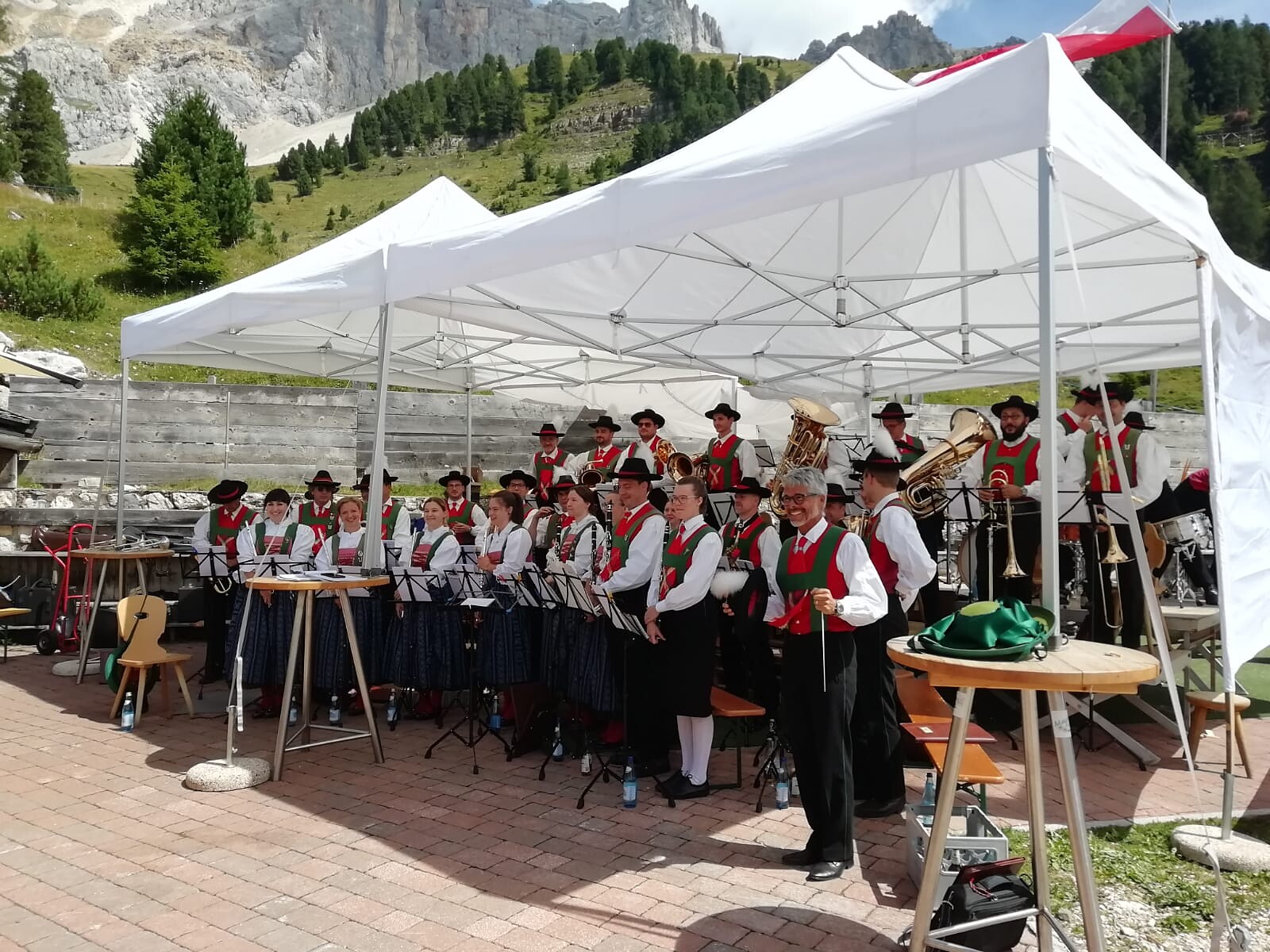 Concerto della banda musicale di Ega sulla Malga Mayrl Nova Ponente 1 suedtirol.info