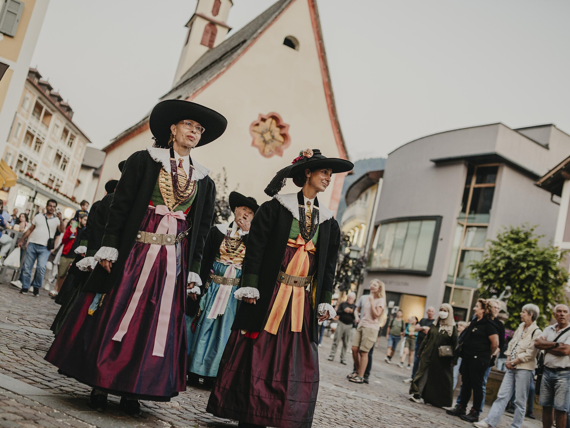 Traditional costume parade in Ortisei Urtijëi/Ortisei 1 suedtirol.info