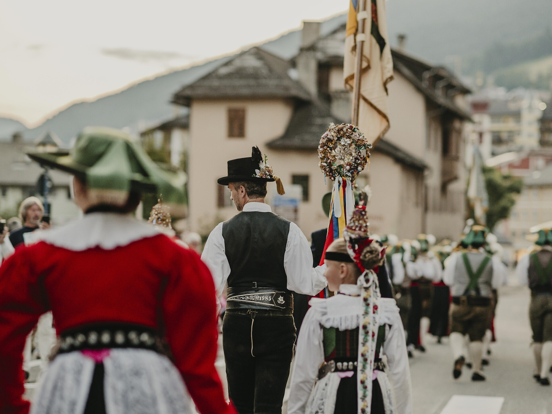 Traditional costume parade in Ortisei Urtijëi/Ortisei 2 suedtirol.info