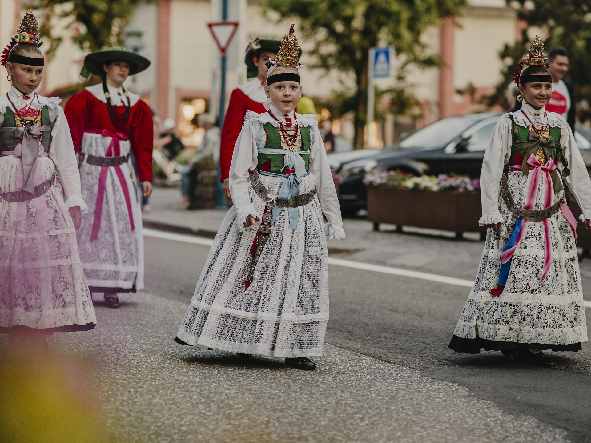 Traditional costume parade in Ortisei Urtijëi/Ortisei 3 suedtirol.info