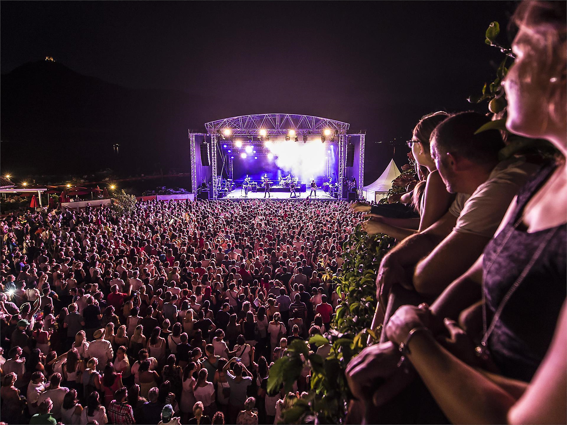 Lake Stage Performance - Thomas Anders from Modern Talking and Band - Alto Adige Wine Road - #2 - suedtirol.info