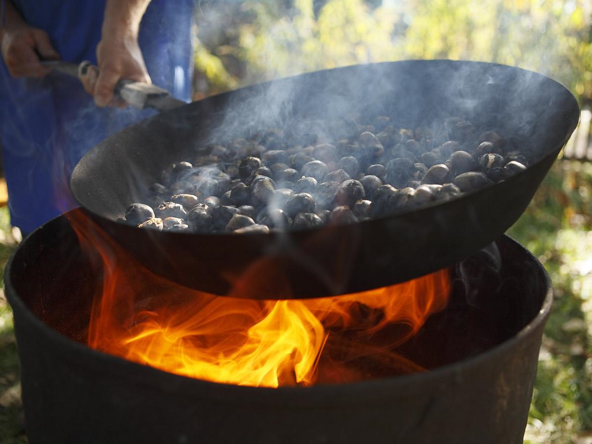 Chestnut roasting with the young farmers of Tesimo/Prissiano (KESCHTNRIGGL) - Meran/Merano and environs - #2 - suedtirol.info