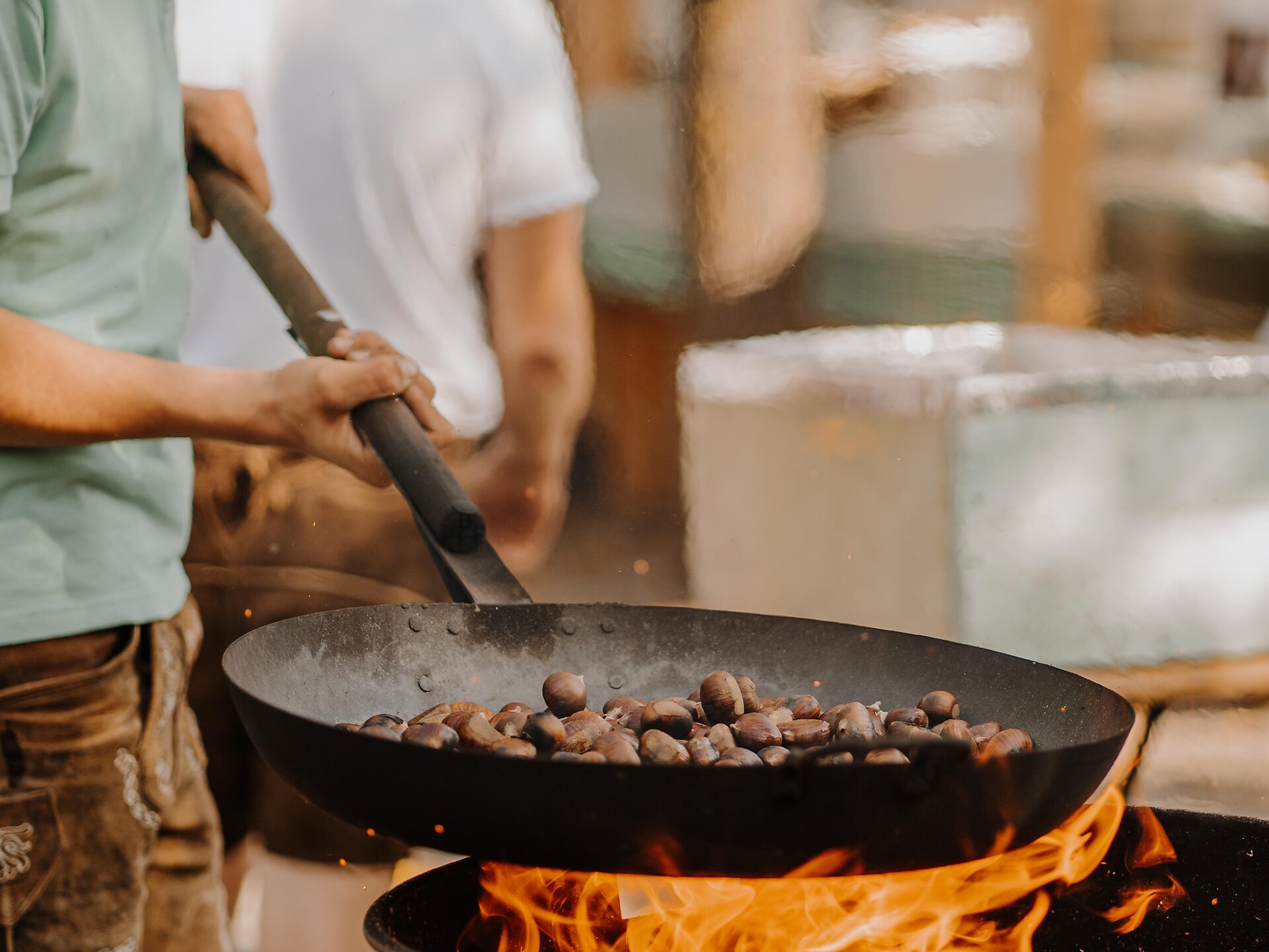 Chestnut roasting with the young farmers of Tesimo/Prissiano (KESCHTNRIGGL) - Meran/Merano and environs - #1 - suedtirol.info