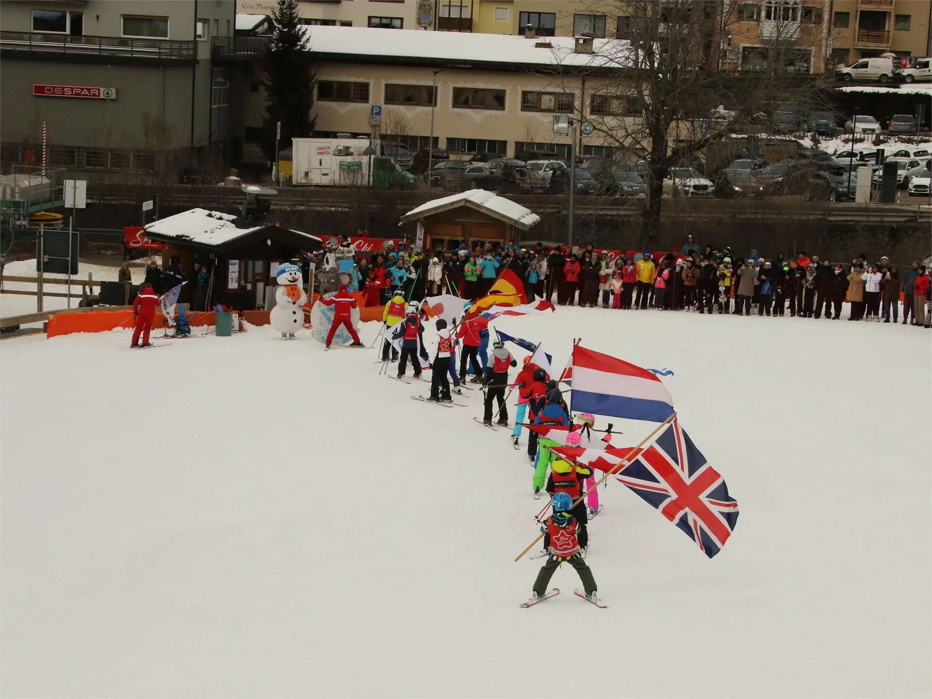 Kids Ski Show with the Ski- & Snowboard School Ortisei Urtijëi/Ortisei 1 suedtirol.info