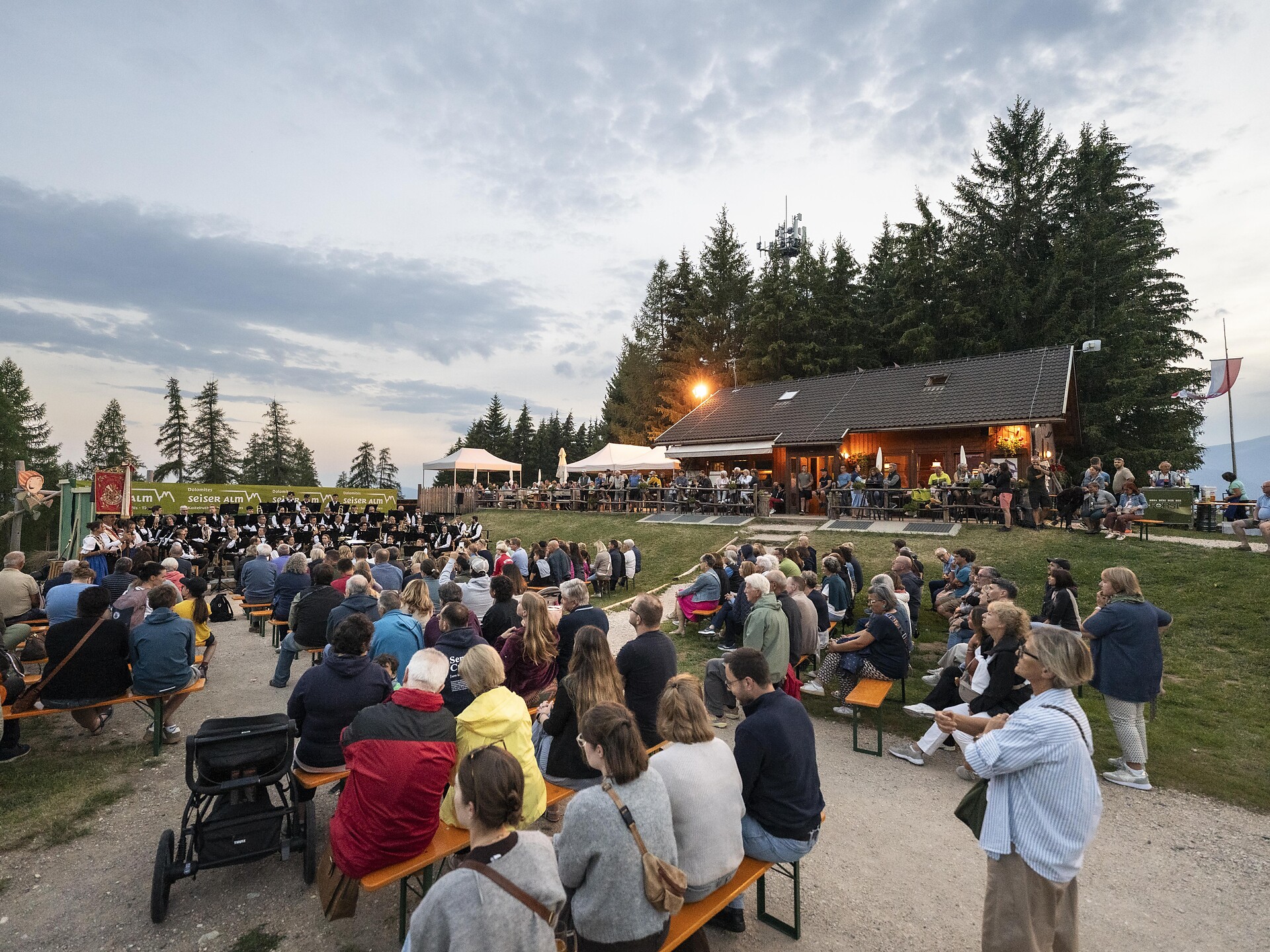 Konzert der Musikkapelle Kastelruth auf der Marinzen Alm - Dolomitenregion Seiser Alm - #1 - suedtirol.info
