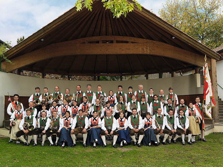 Concerto della banda musicale di Frangarto in Piazza Raiffeisen Scena 1 suedtirol.info