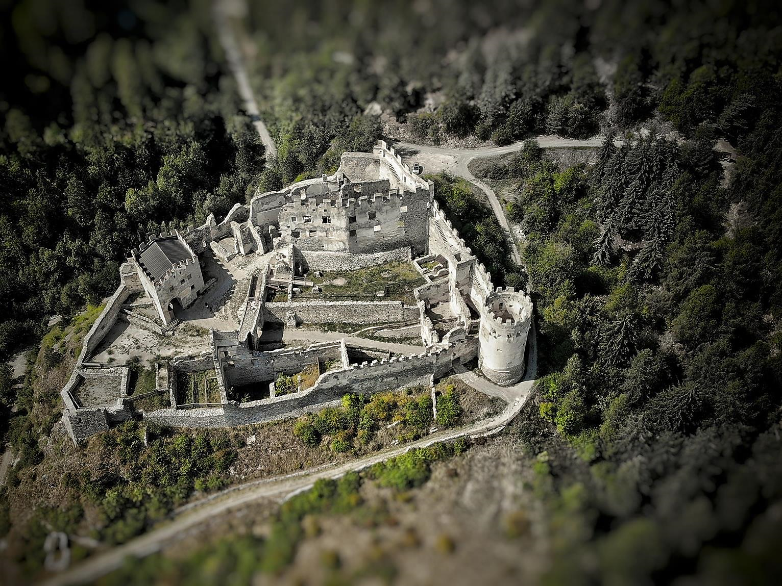 Deutsche Führung:Zeitreise ins Mittelalter Entdecke die Schlossruine Lichtenberg Prad am Stilfser Joch/Prato allo Stelvio 1 suedtirol.info