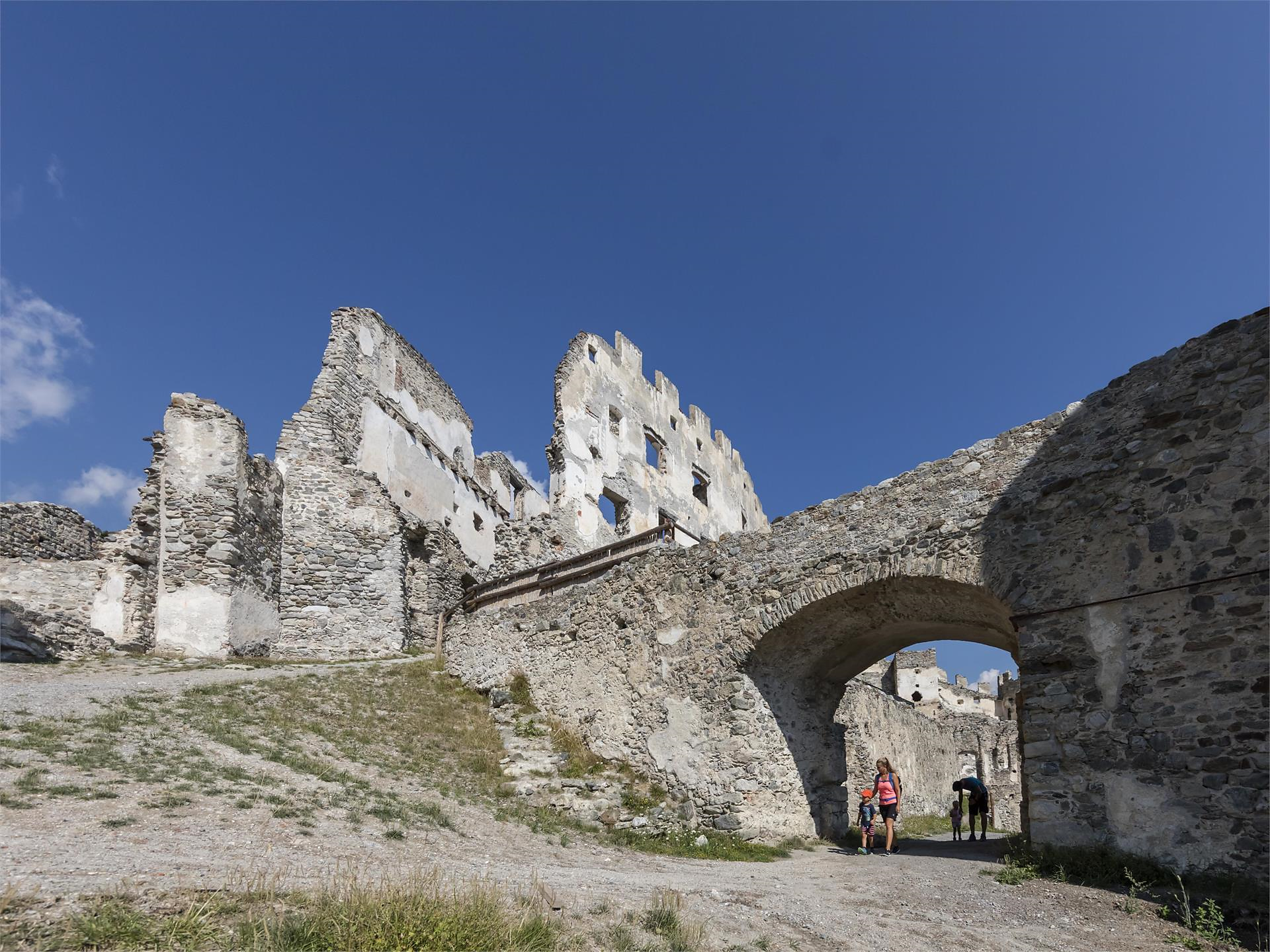 Deutsche Führung:Zeitreise ins Mittelalter Entdecke die Schlossruine Lichtenberg Prad am Stilfser Joch/Prato allo Stelvio 2 suedtirol.info