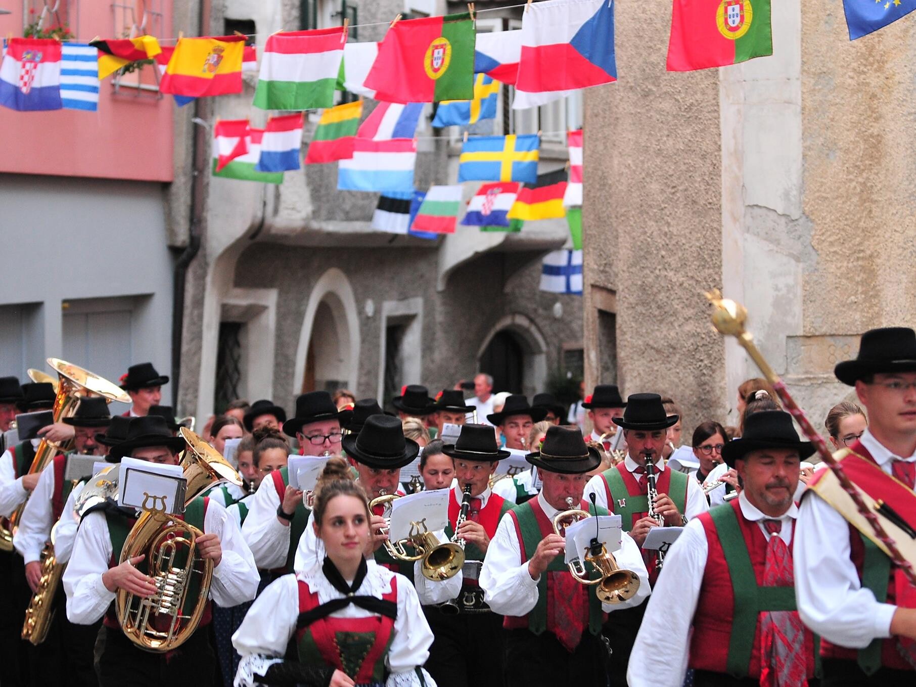 Konzert der Bürgerkapelle Klausen auf dem Raiffeisenplatz Schenna Schenna 1 suedtirol.info