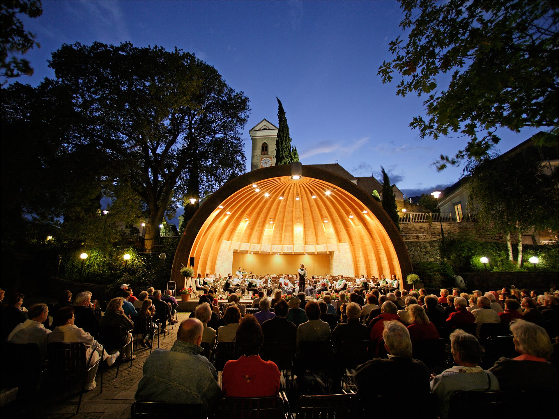 Concert by a band of St. Martin i. P. at the Raiffeisen Square Schenna/Scena 3 suedtirol.info