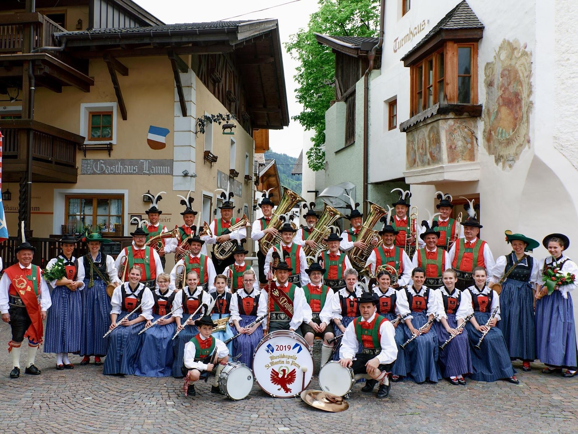 Concert by a band of St. Martin i. P. at the Raiffeisen Square Schenna/Scena 1 suedtirol.info