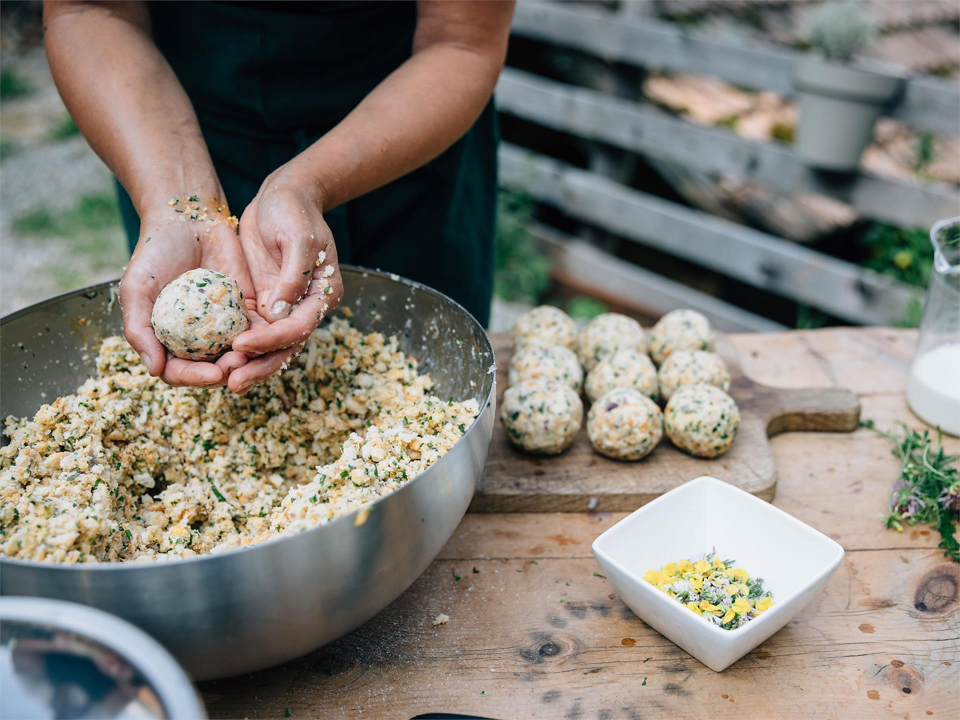 Knödel machen und schmecken lassen am Schildhof Obergereuth St.Martin in Passeier 3 suedtirol.info