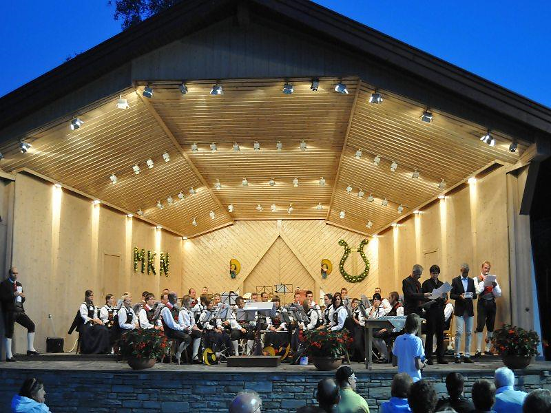 Konzert und traditionelle Konfettischlacht Niederdorf 2 suedtirol.info