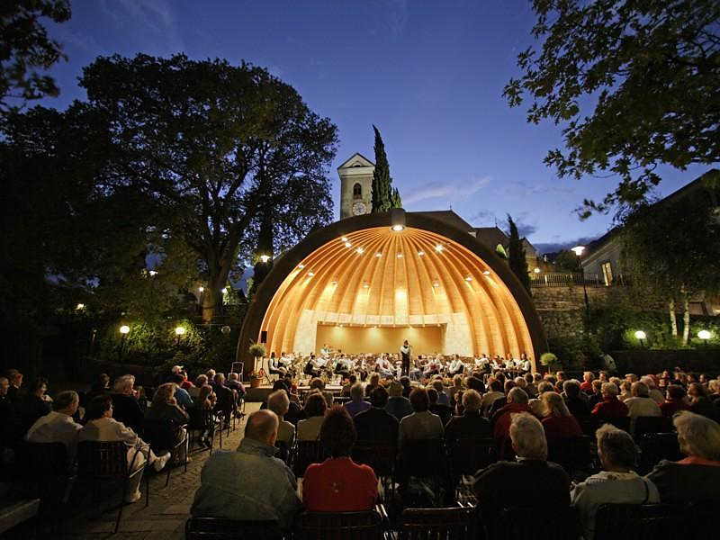 Concert by the band of St. Pankraz at Raiffeisen square in Schenna Schenna/Scena 2 suedtirol.info