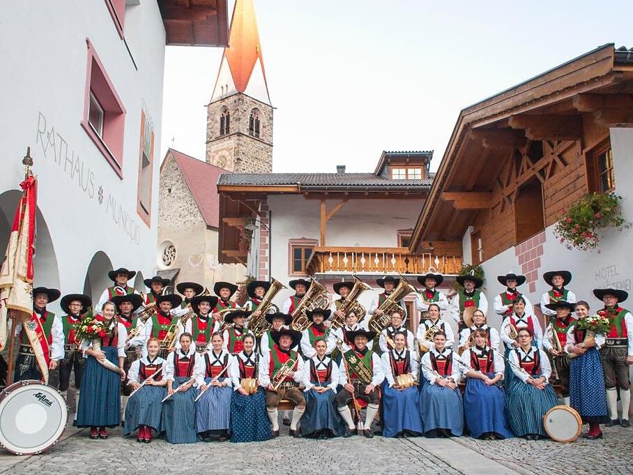 Concert by the band of St. Pankraz at Raiffeisen square in Schenna Schenna/Scena 1 suedtirol.info