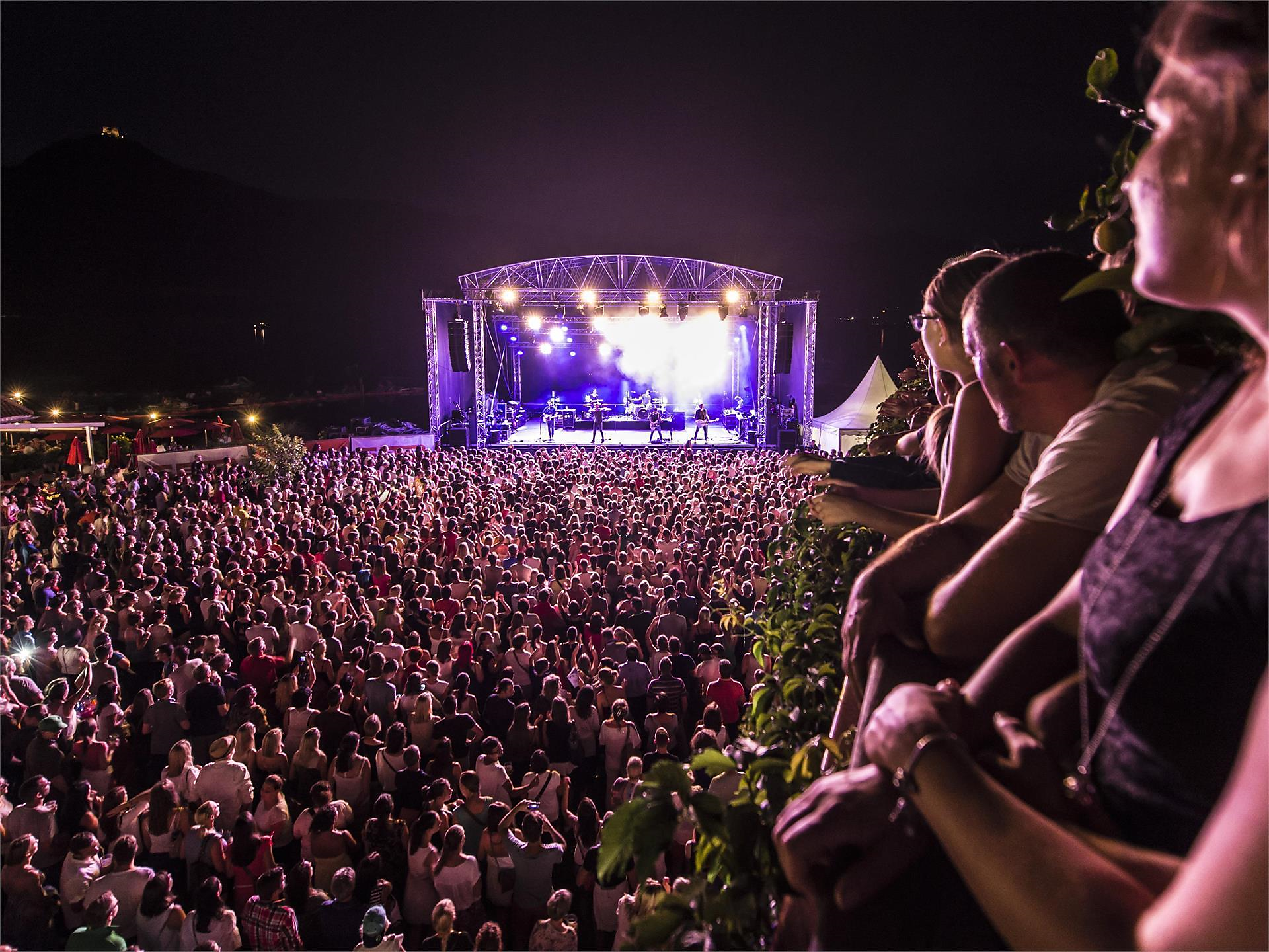 Lake Stage Performance - Alto Adige Wine Road - #3 - suedtirol.info