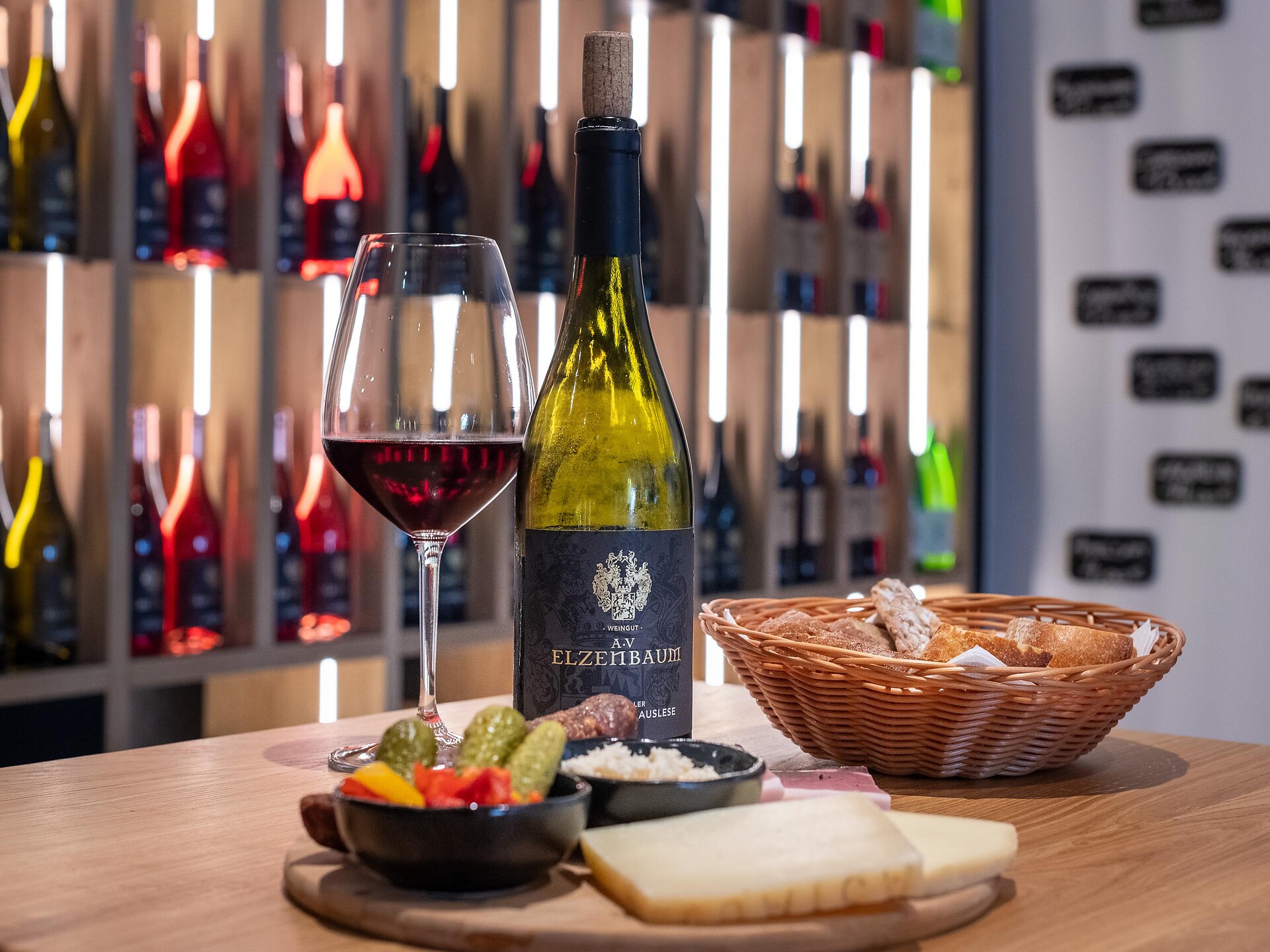 Visita guidata alla cantina dell´azienda vinicola A- V. Elzenbaum - Strada del Vino - #1 - suedtirol.info