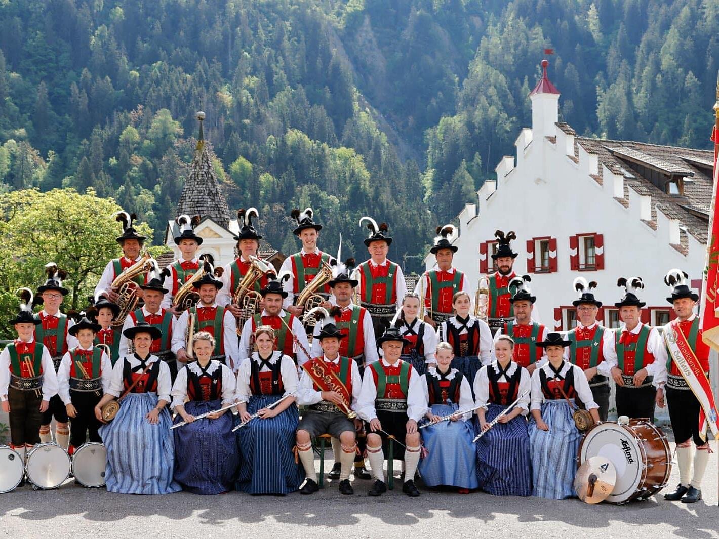 Concerto della banda musicale di Saltusio in Piazza Raiffeisen Scena 1 suedtirol.info
