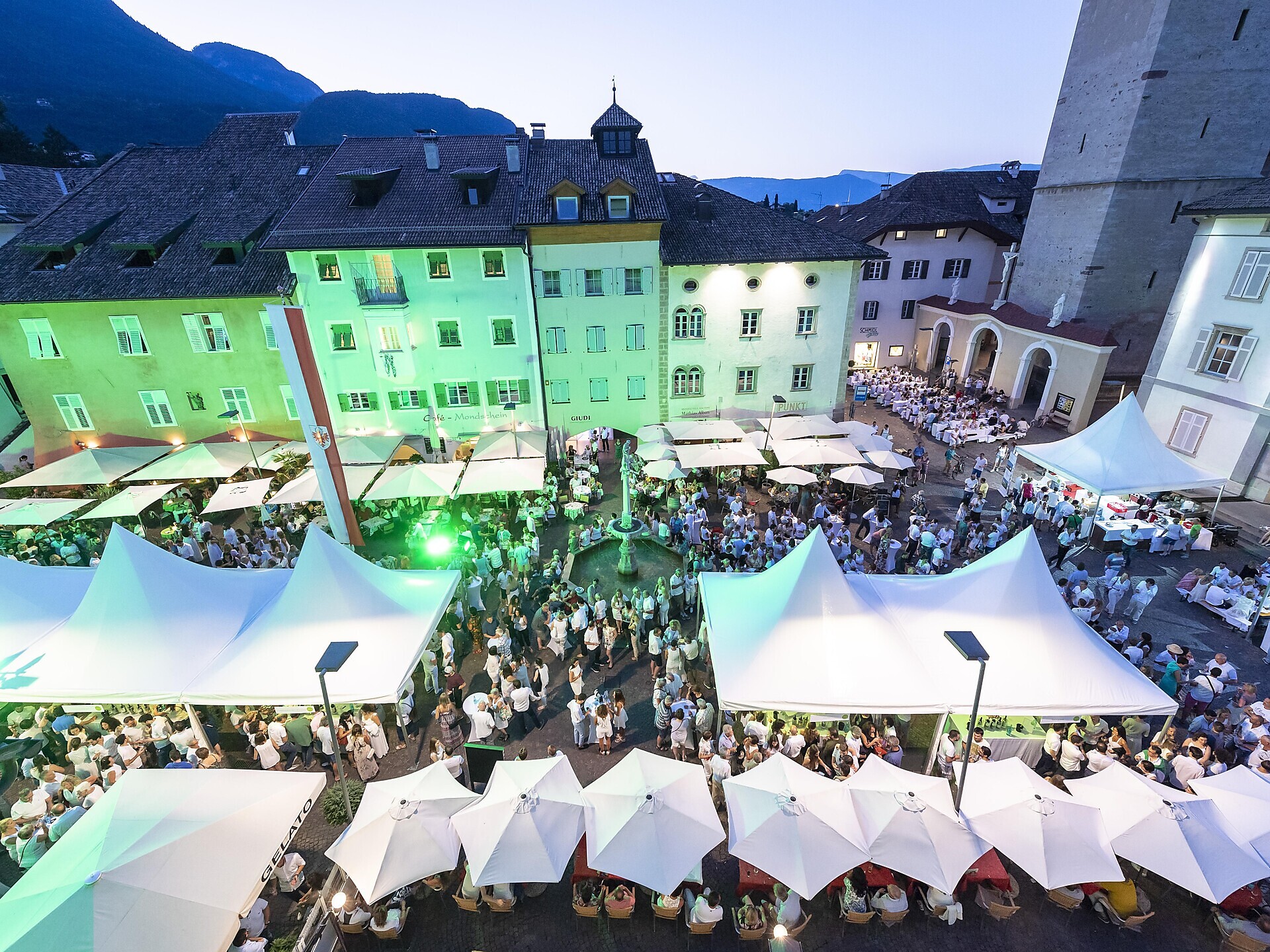 Caldaro in abito bianco - Strada del Vino - #1 - suedtirol.info
