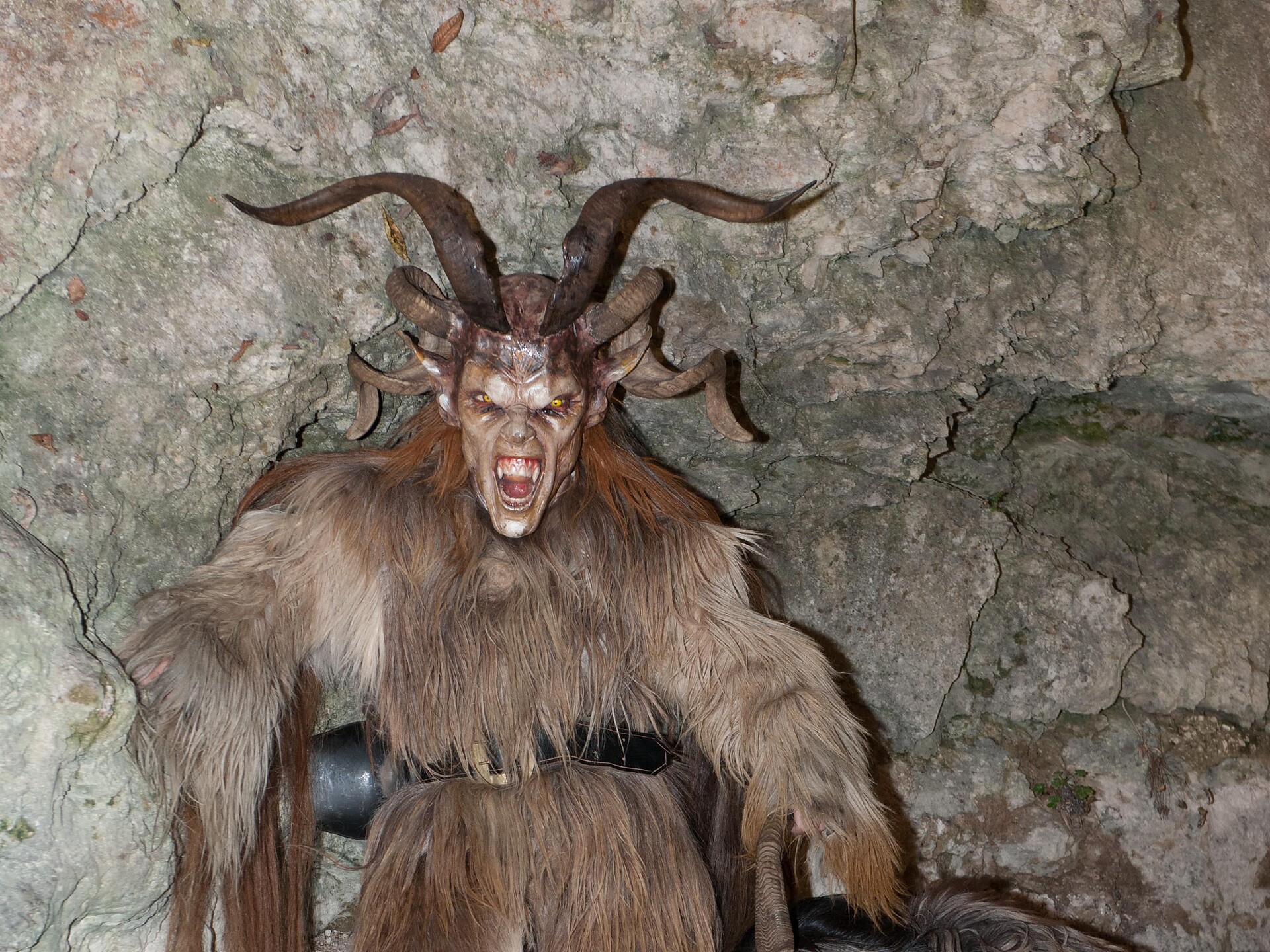 Sfilata di Krampus e San Nicoló a Magré - Strada del Vino - #1 - suedtirol.info