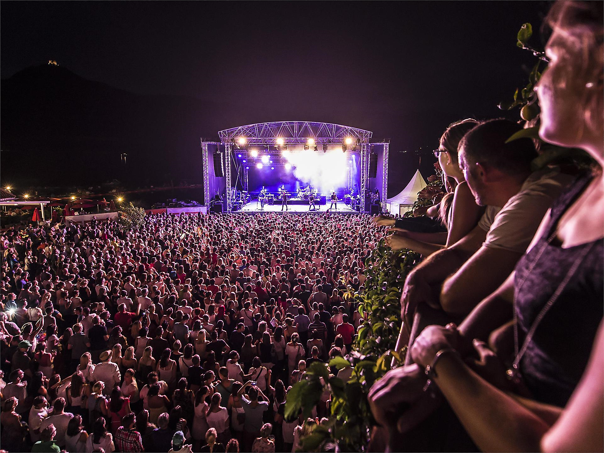 Lake Stage Performance - Adel Tawil - Alto Adige Wine Road - #3 - suedtirol.info