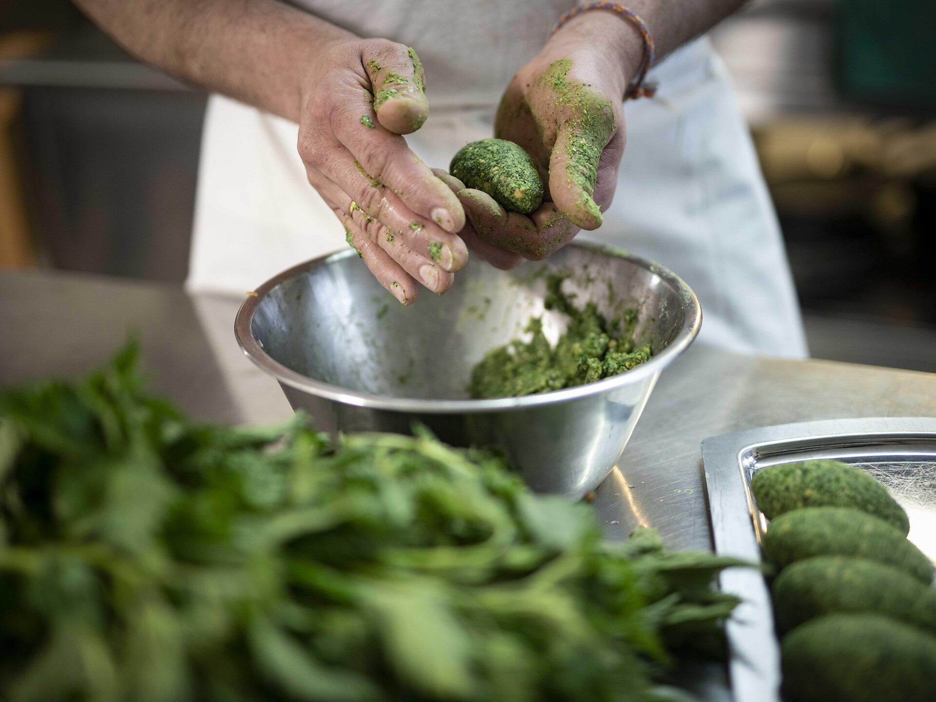 Algund Balance Genusswerkstatt: Brennnesselknödel kochen Algund 2 suedtirol.info