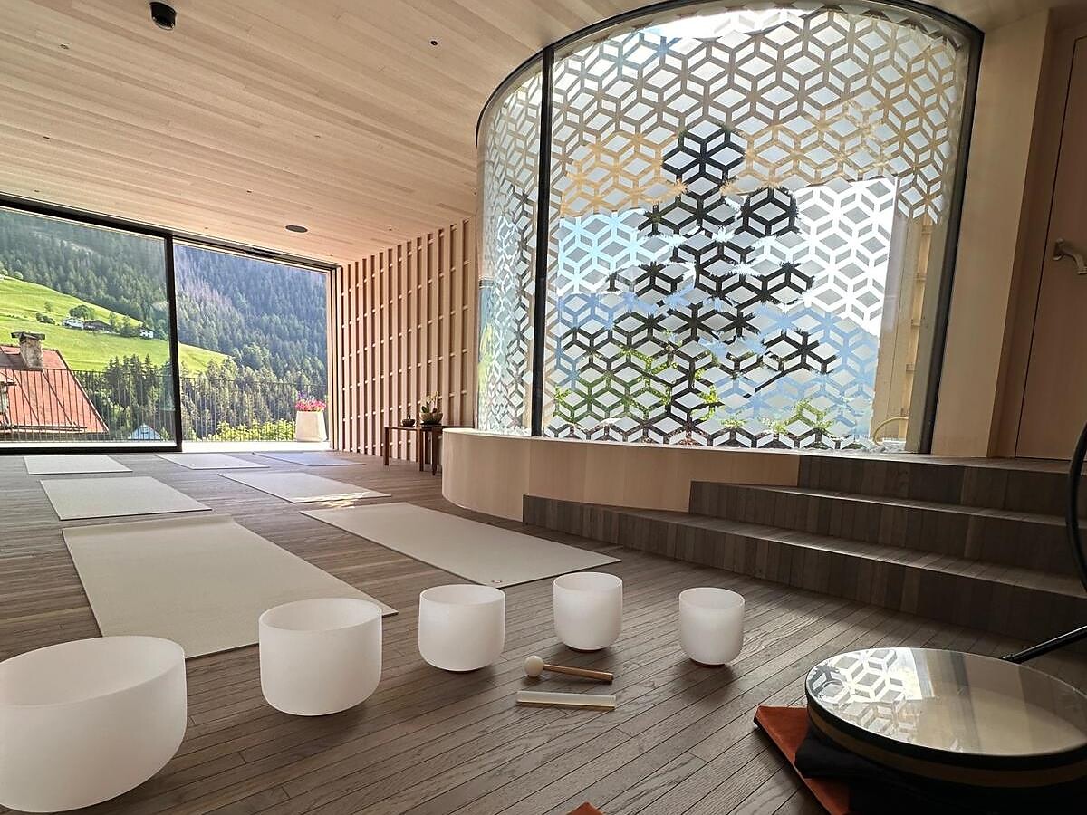 Sound Bath: Relaxation with Gong and Crystal Singing Bowls - Dolomites Region Val Gardena - #1 - suedtirol.info
