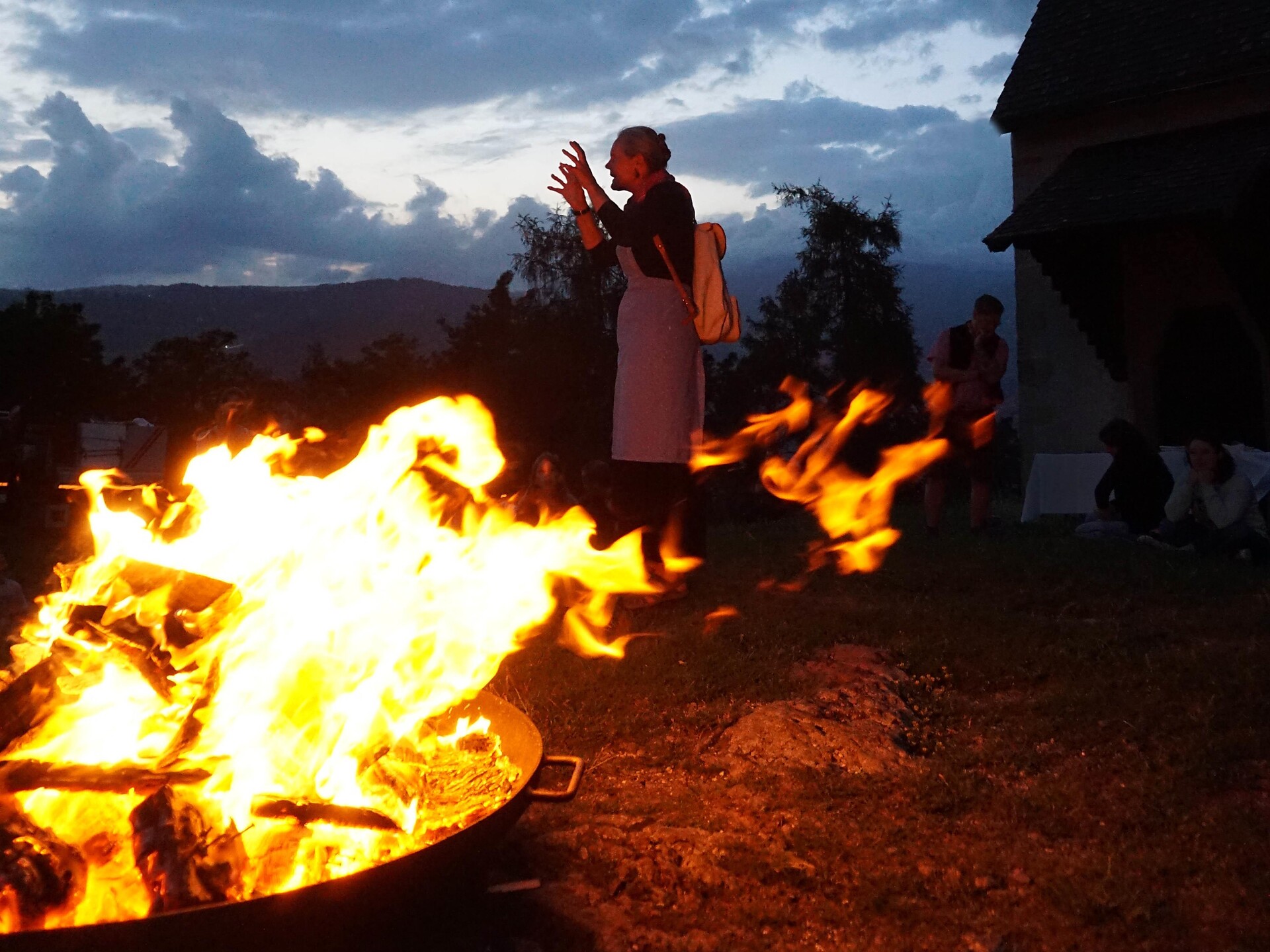 San Pietro sul Colle: Falò con la strega Martha - leggende delle Dolomiti Fiè allo Sciliar 1 suedtirol.info