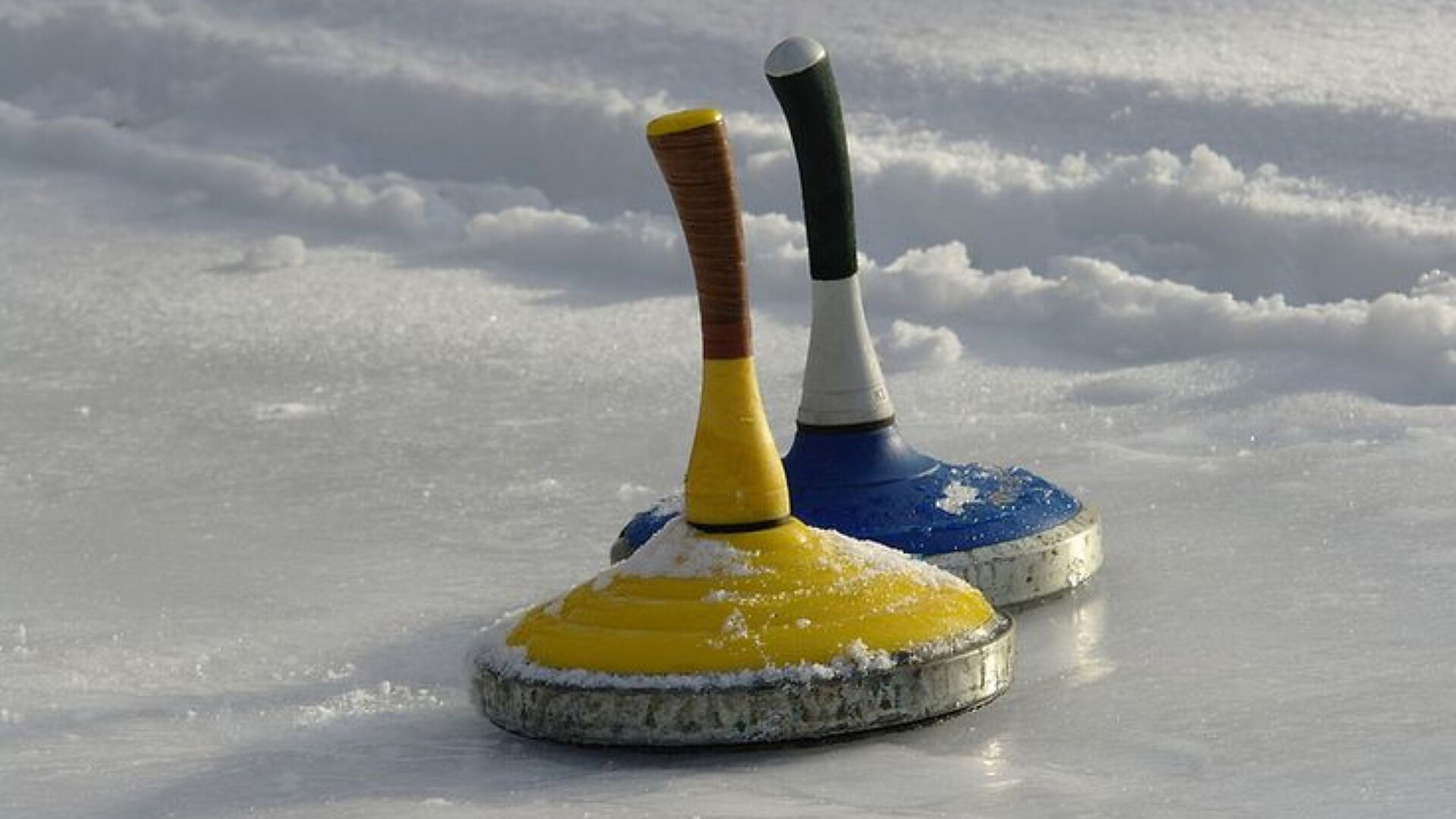 Lattlschießen (Curling) auf dem Eislaufplatz in Gossensass - Sterzing und Umgebung - #1 - suedtirol.info