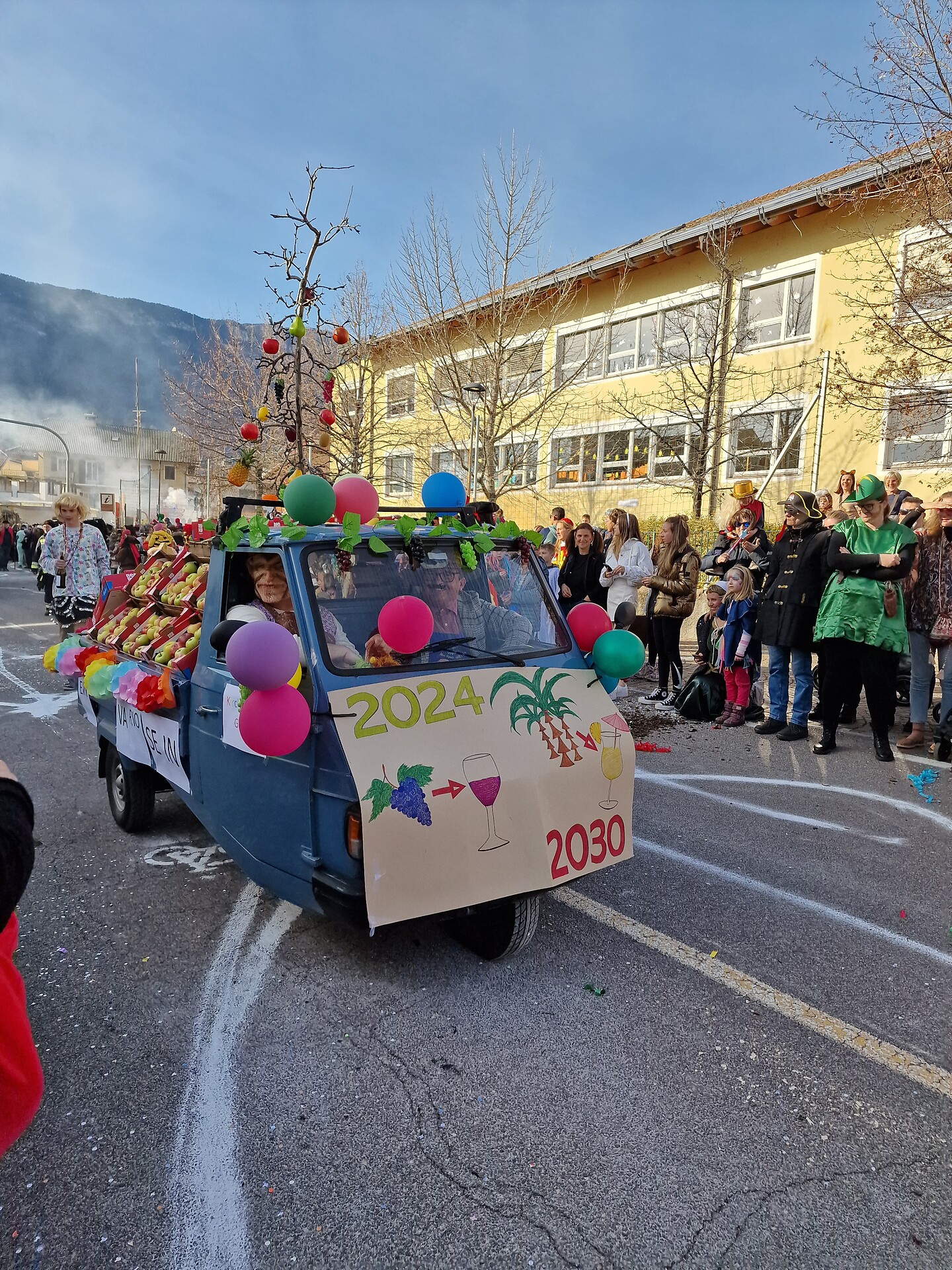 Maschgra Wagenumzug in Girlan - Südtiroler Weinstraße - #1 - suedtirol.info