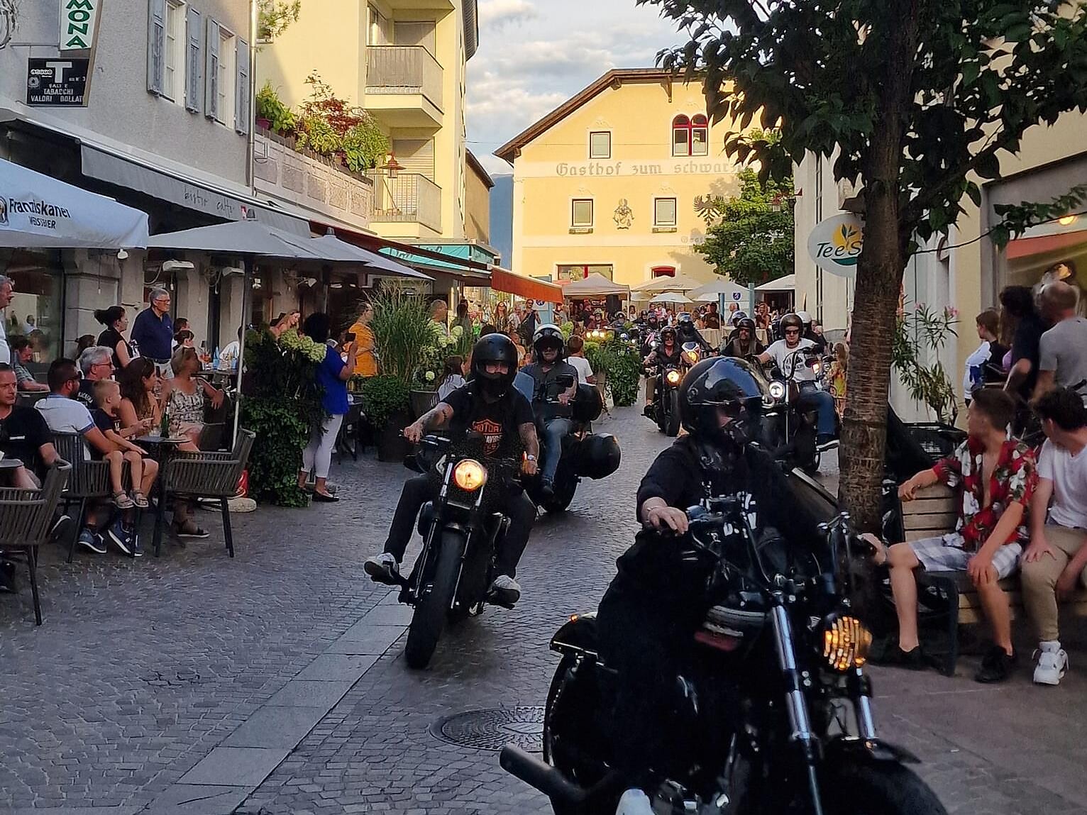 Raduno di moto con musica dal vivo nella zona pedonale Silandro - Val Venosta - #1 - suedtirol.info