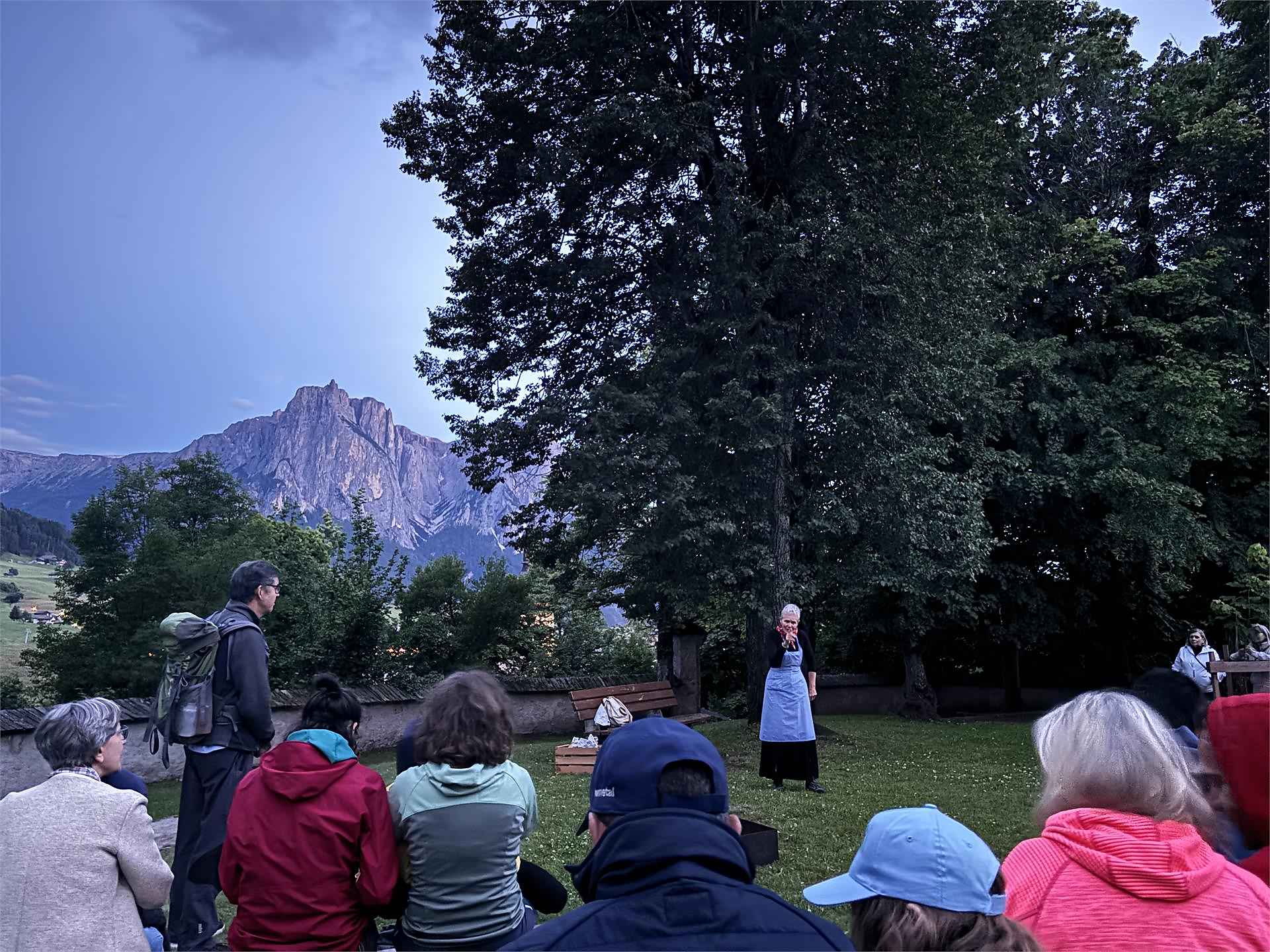 Mystische Nacht der Legenden mit Hexe Martha Kastelruth 1 suedtirol.info