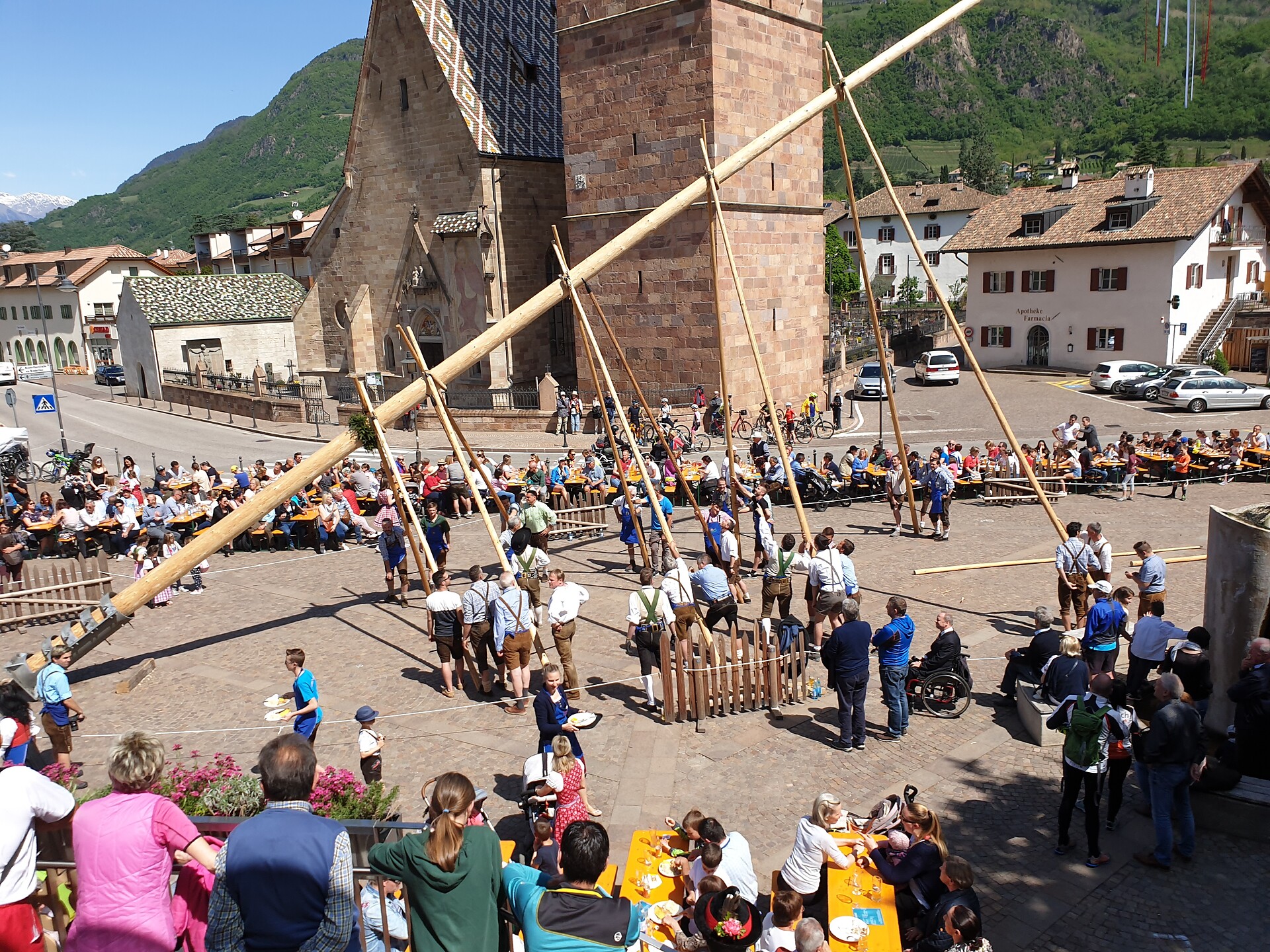 Maypole festival with Terlan's folk-dancing group Terlan/Terlano 2 suedtirol.info