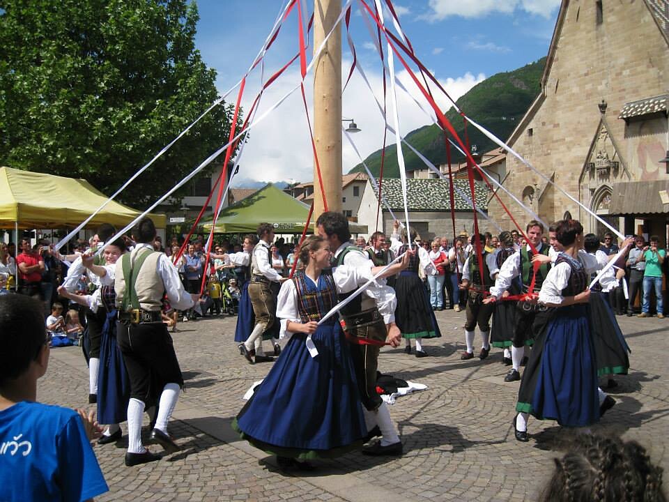 Maypole festival with Terlan's folk-dancing group Terlan/Terlano 3 suedtirol.info