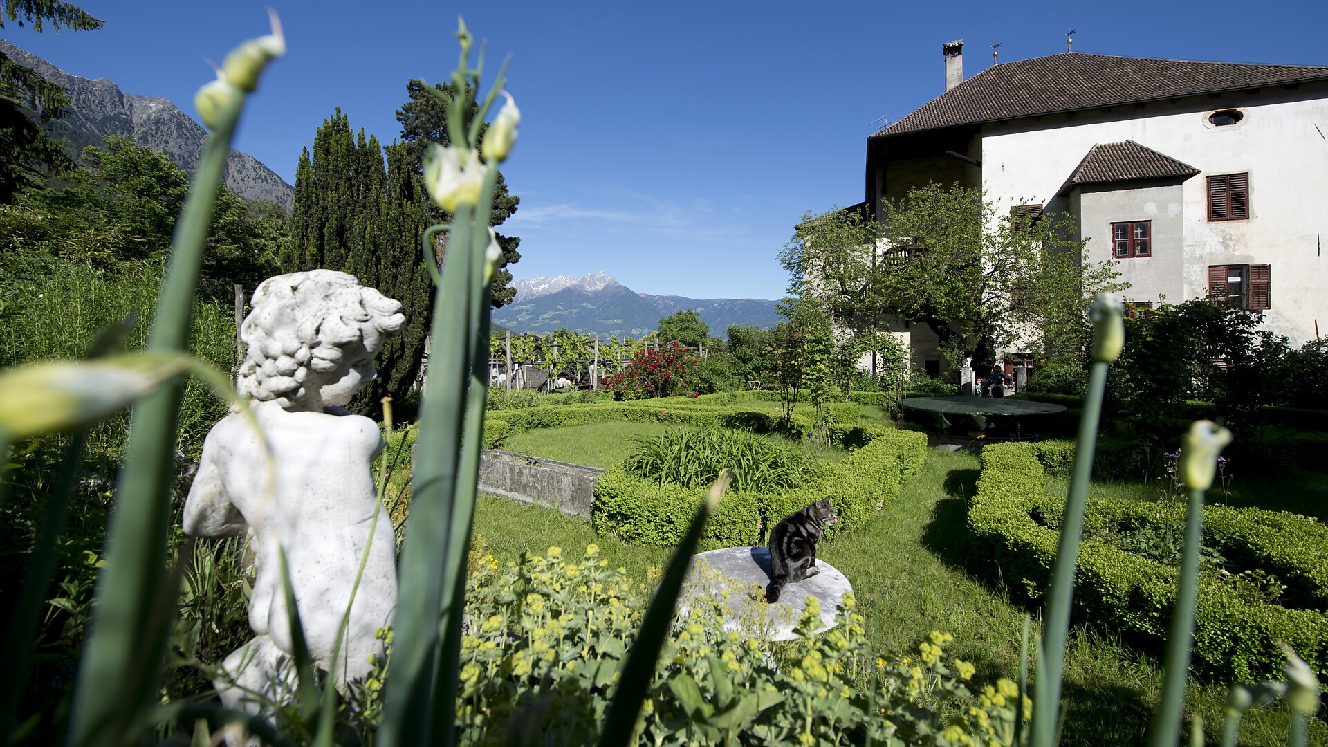 Meditation in the Gaudententurm Residence Gardens - Meran/Merano and environs - #2 - suedtirol.info