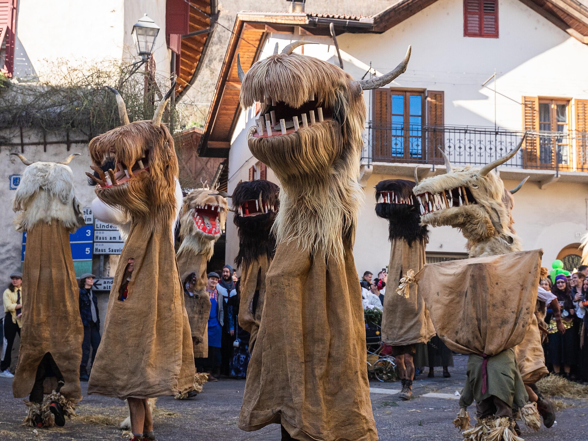 Maschgra - Umzug in Kurtatsch - Südtiroler Weinstraße - #1 - suedtirol.info