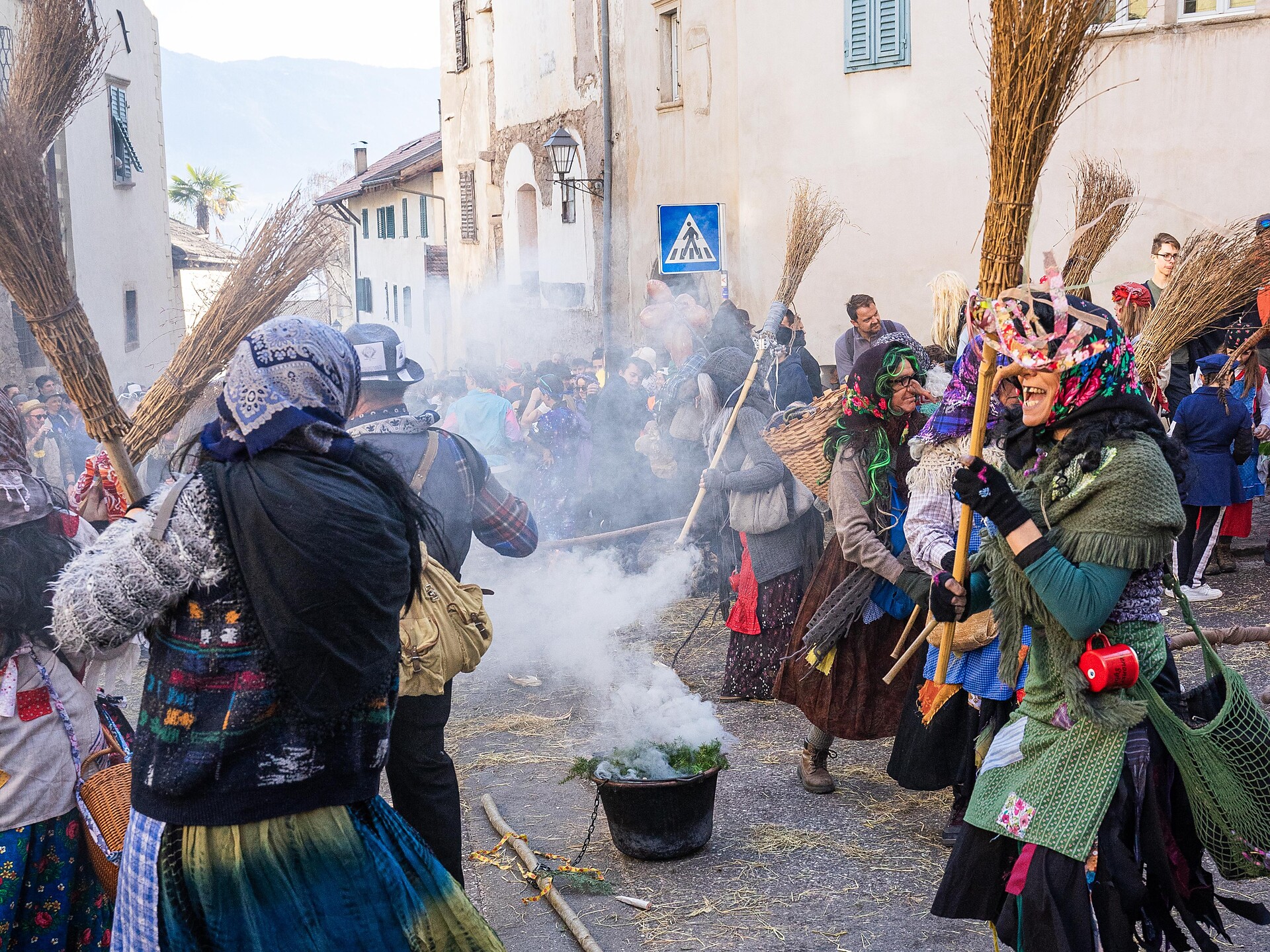 Maschgra - Umzug in Kurtatsch - Südtiroler Weinstraße - #2 - suedtirol.info
