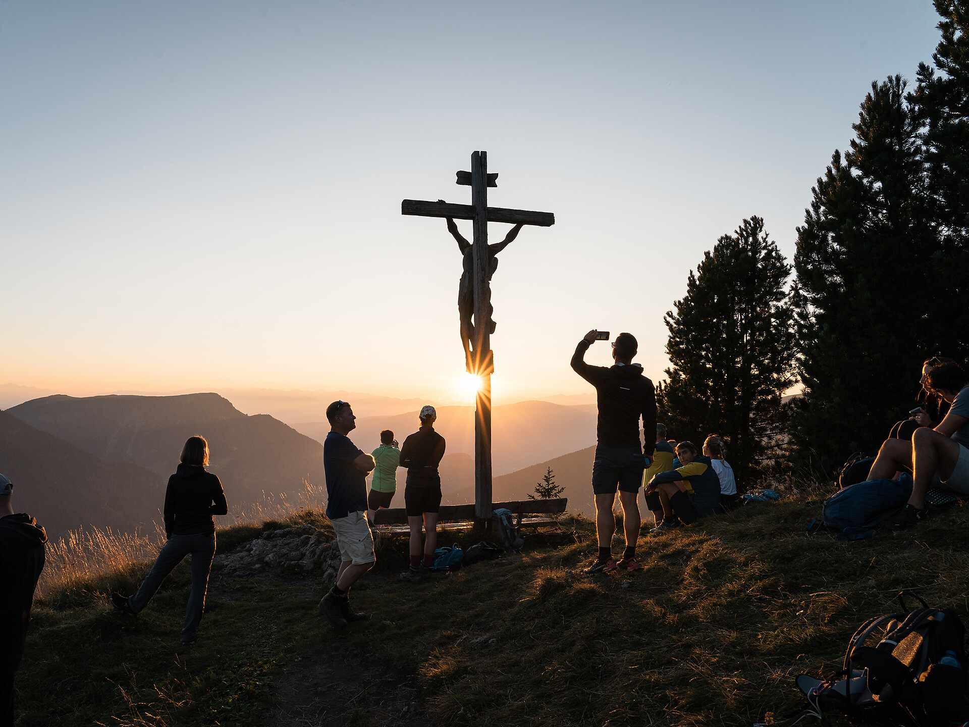 “Alpenglow“ - sunset hike to Sëurasas S.Crestina Gherdëina/Santa Cristina Val Gardana 2 suedtirol.info